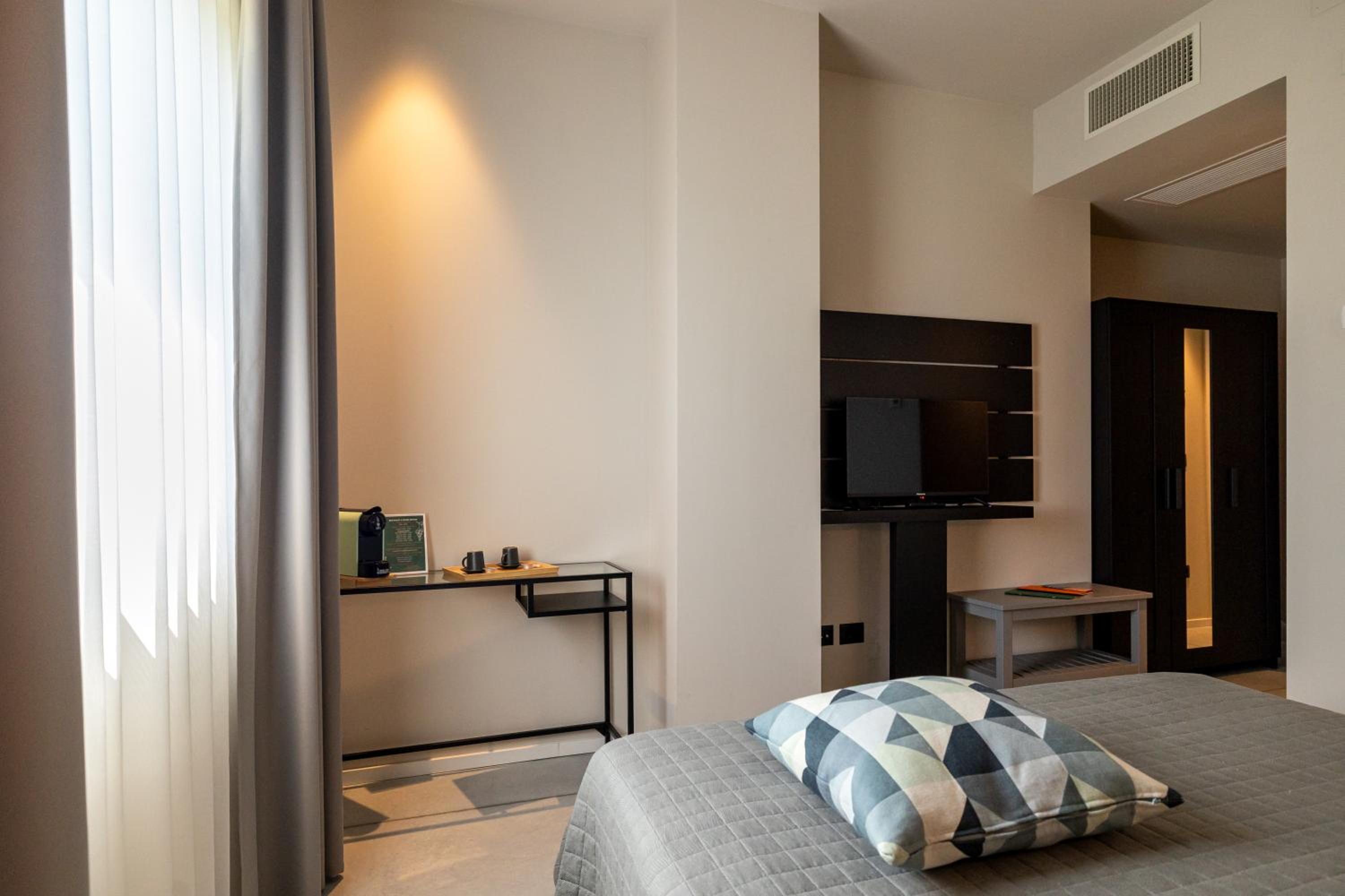 Deluxe Double Room with Sea View - Photo 8