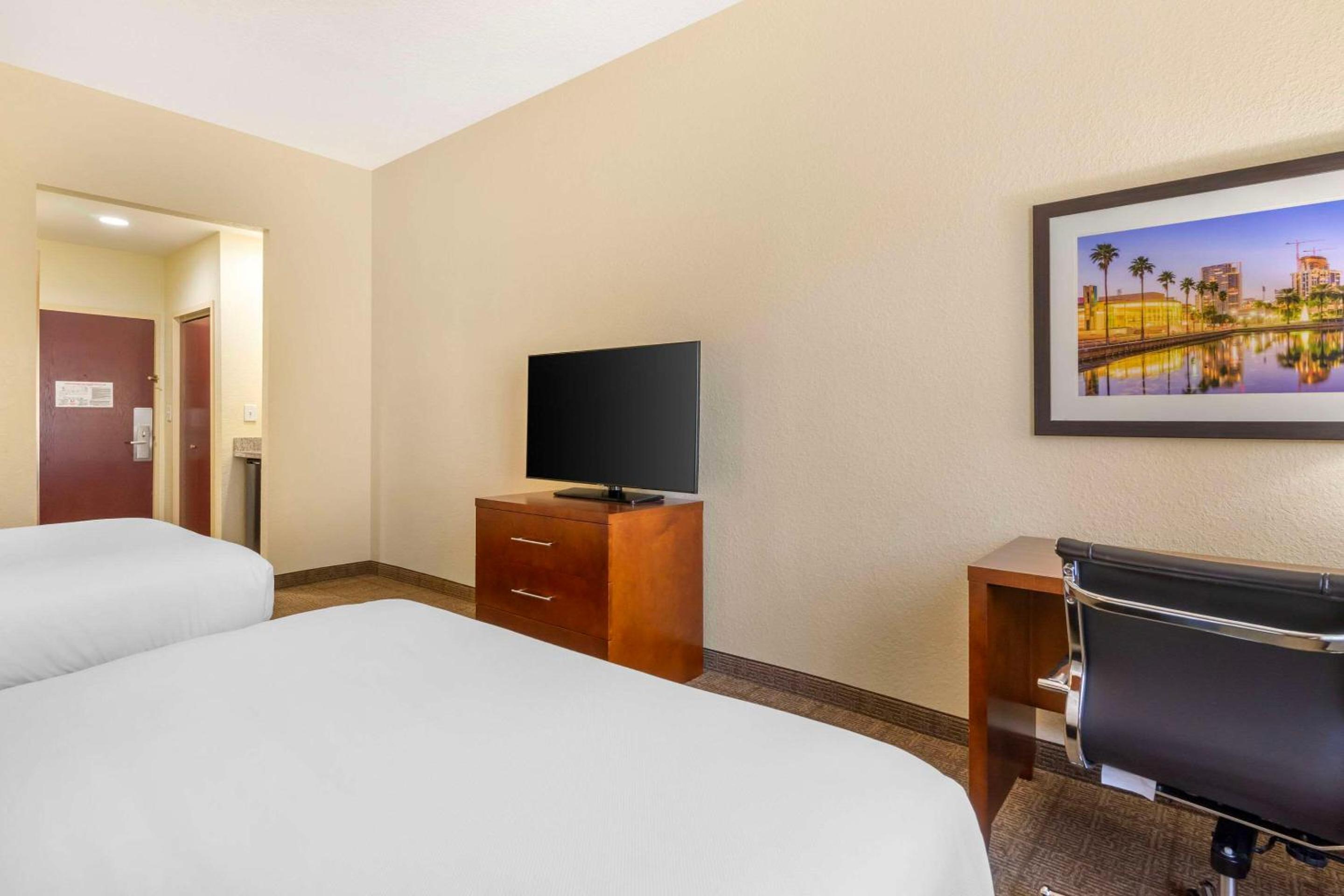 Queen Room with Two Queen Beds - Photo 2