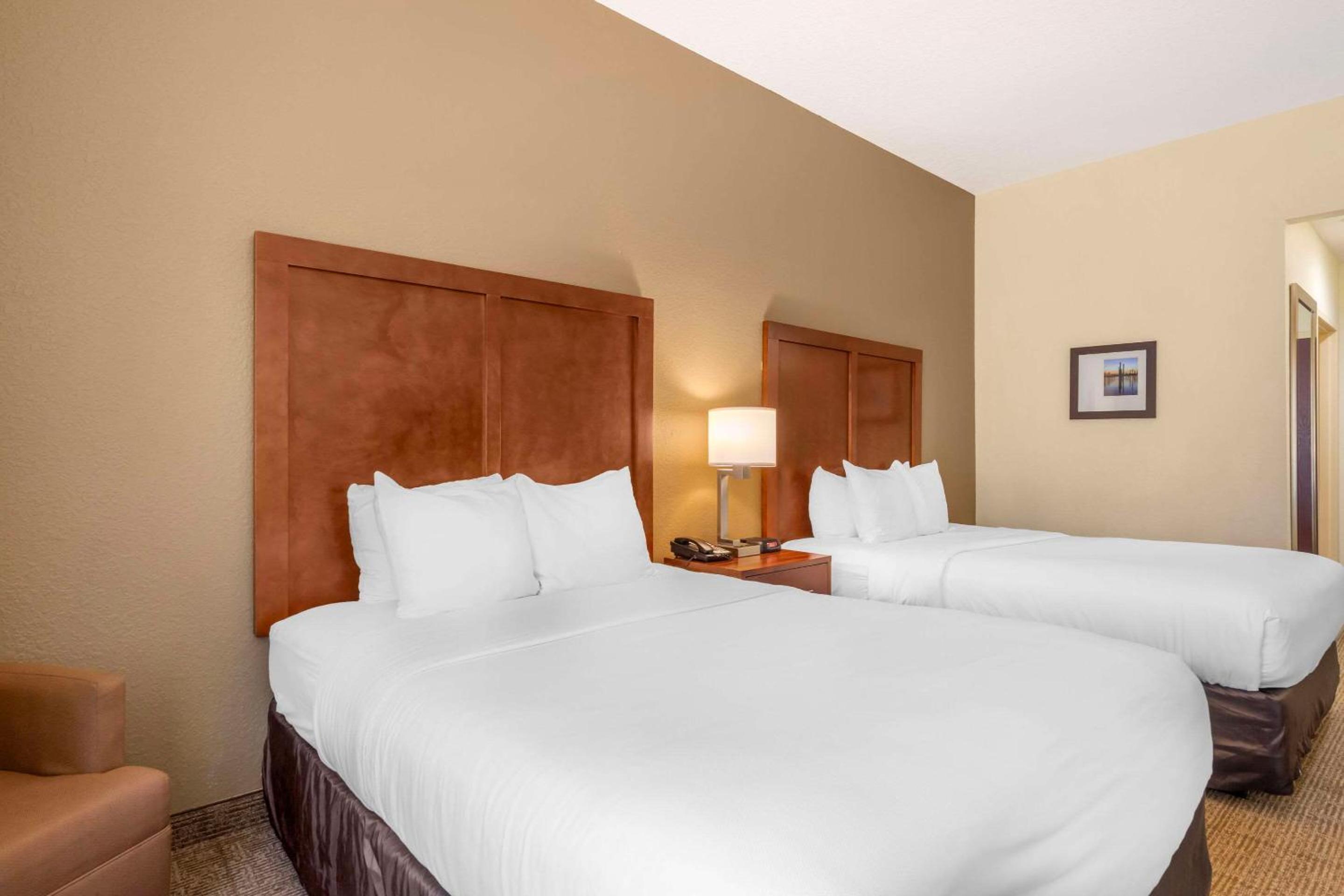 Queen Room with Two Queen Beds - Photo 4