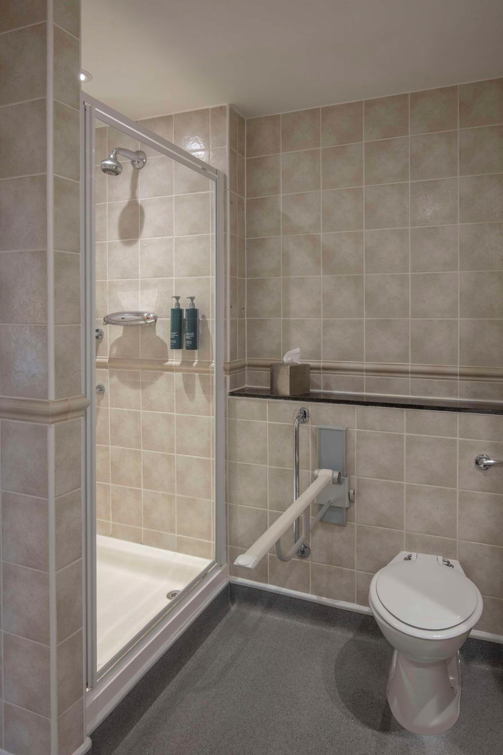 Classic Accessible Twin Room - Photo 6