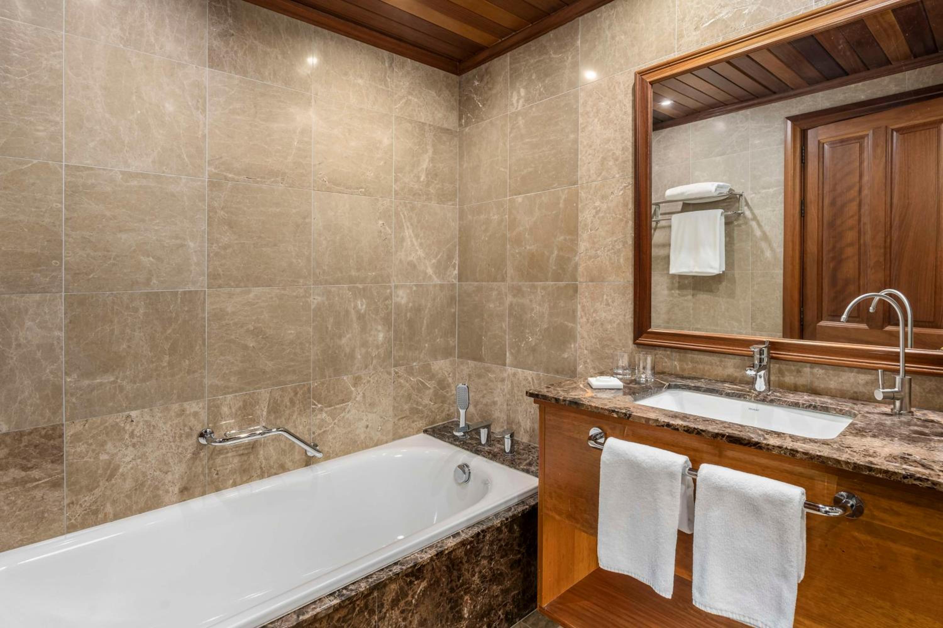 Grand Deluxe Pool View Room - Photo 4