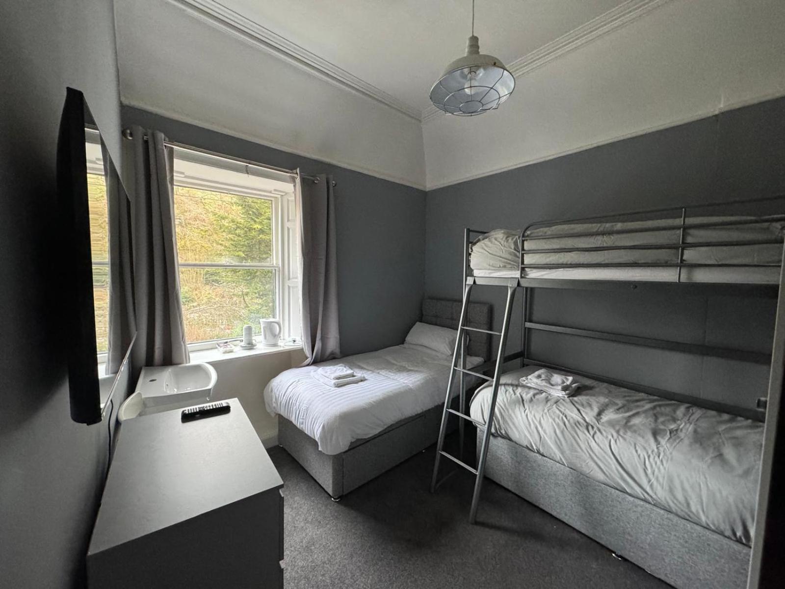 Basic Triple Room with Shared Bathroom photo 2