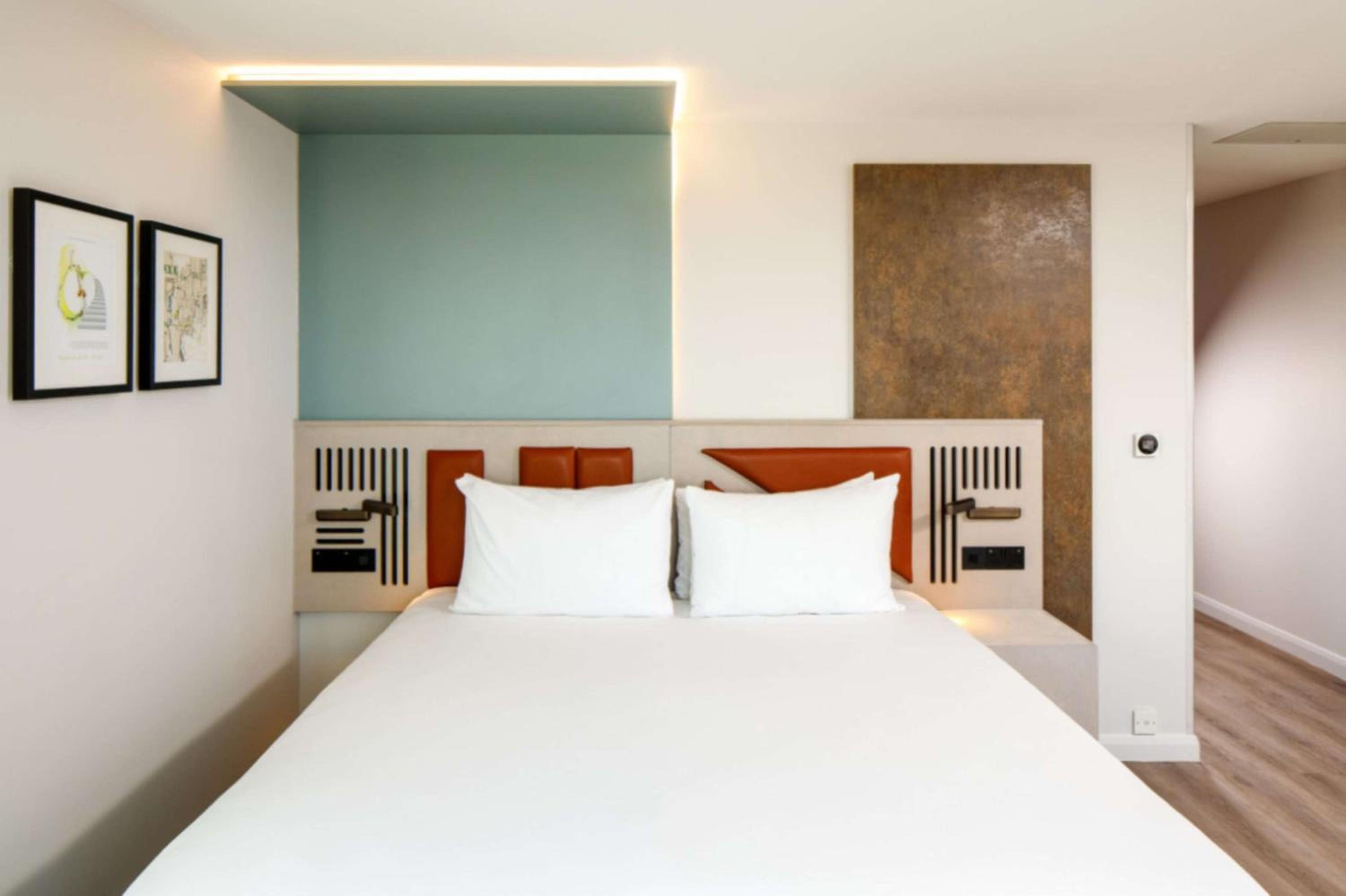 Queen Room - Accessible photo 1