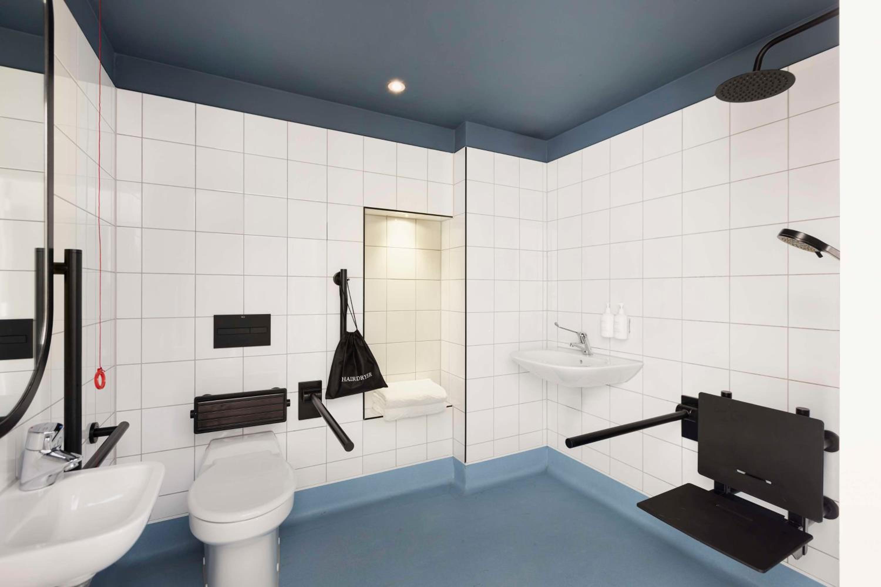 Queen Room - Accessible photo 2