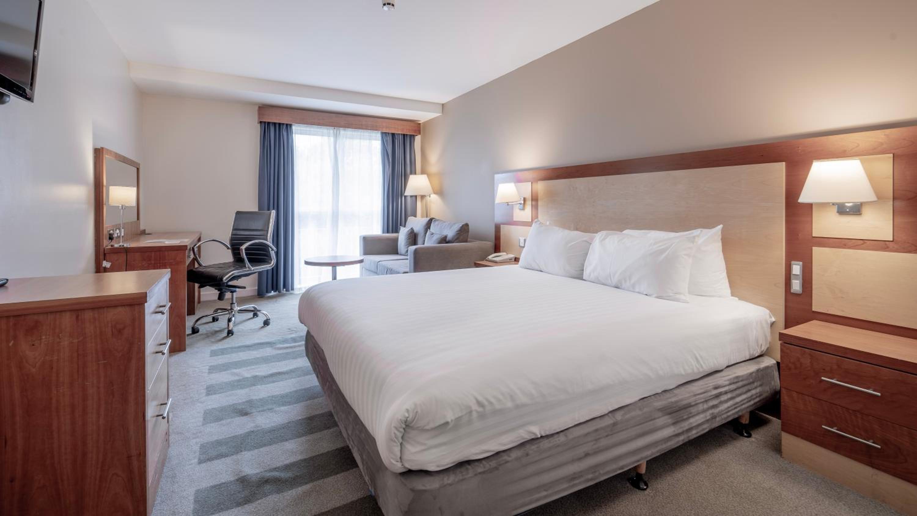 Premium Super King Room with Single Sofa Bed - Photo 1