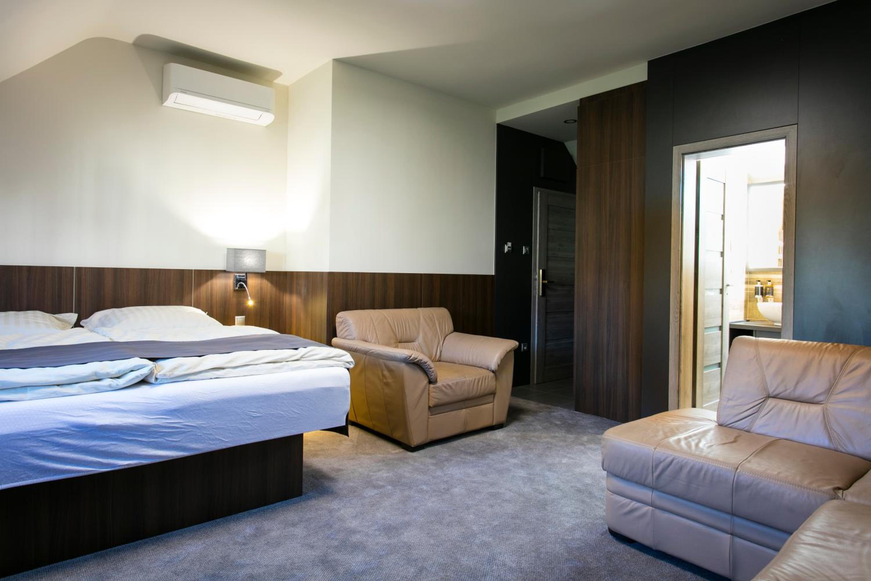 Deluxe Family Room photo 1