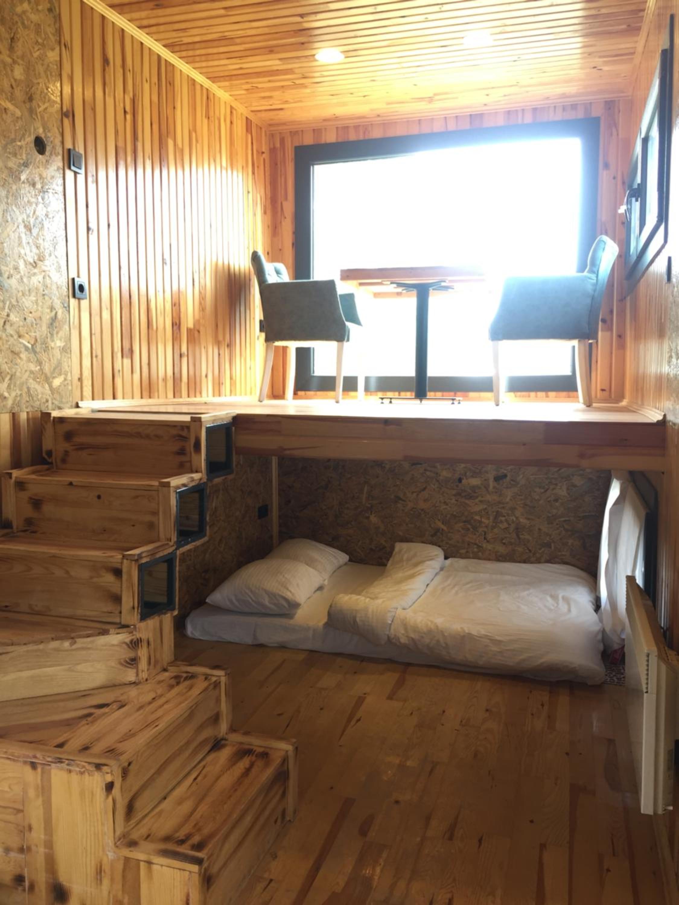 带花园景观的小屋