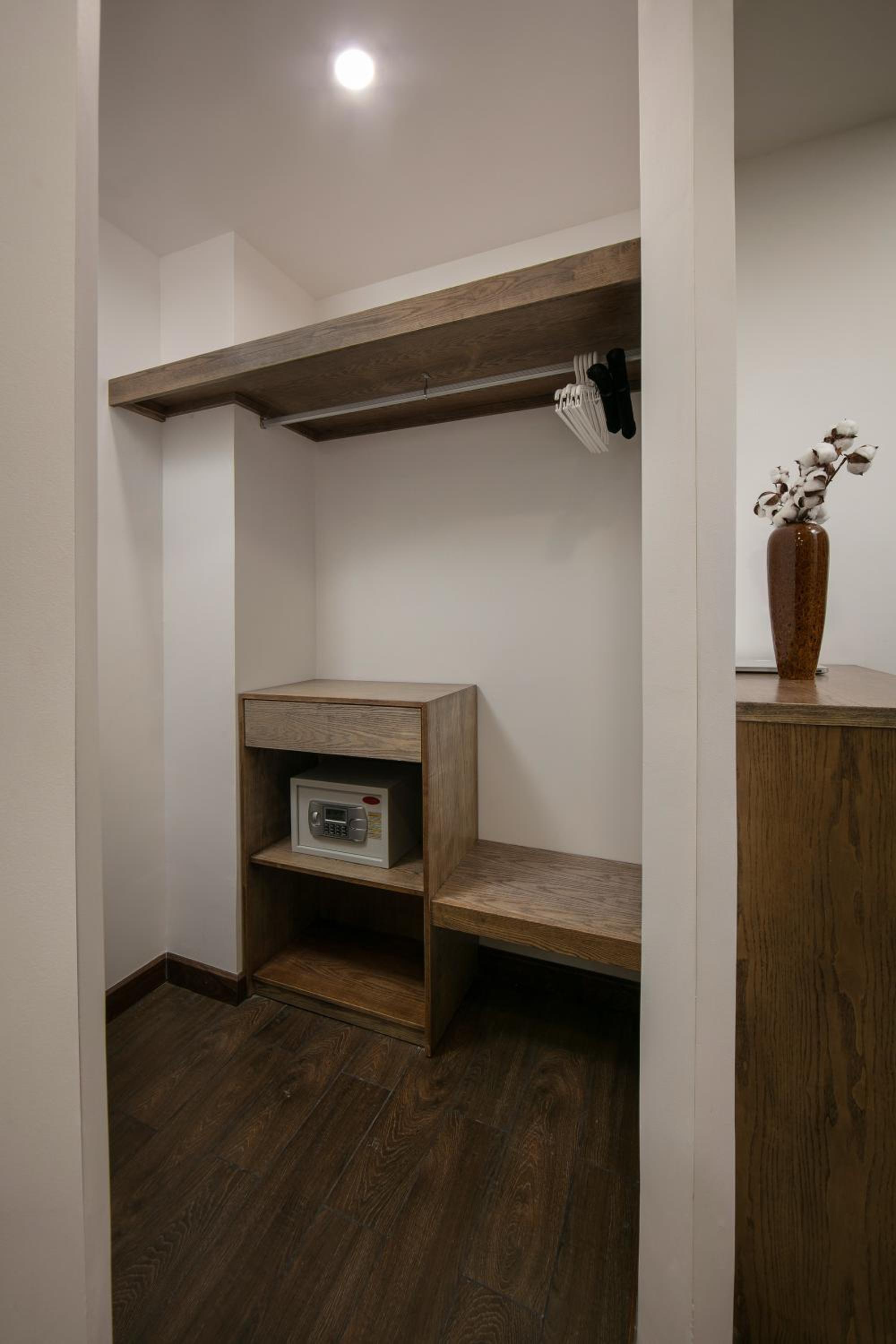 Deluxe King Studio with Bathtub and Kitchen photo 2