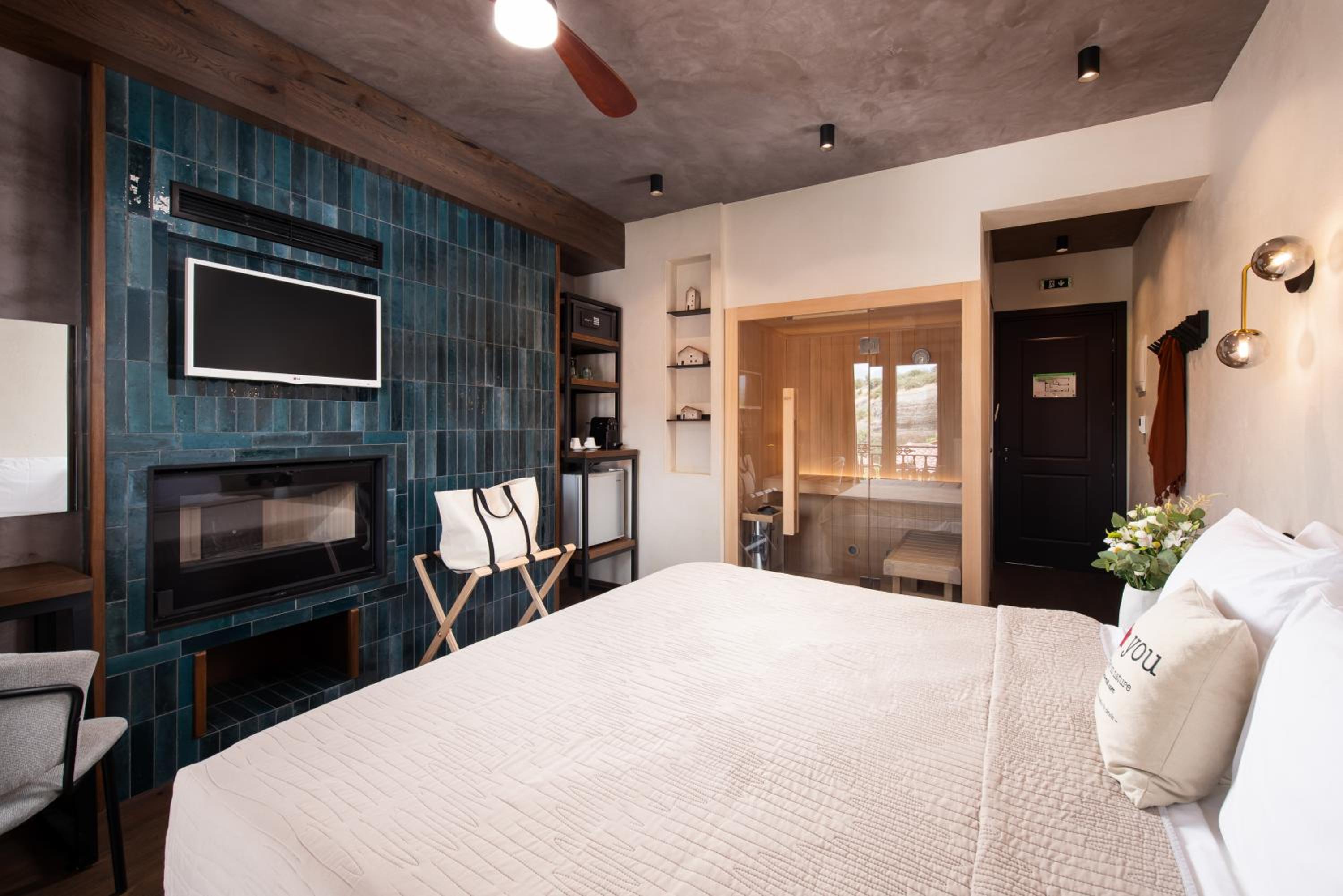 The Sauna Suite with Fireplace & Steam Shower - Photo 3