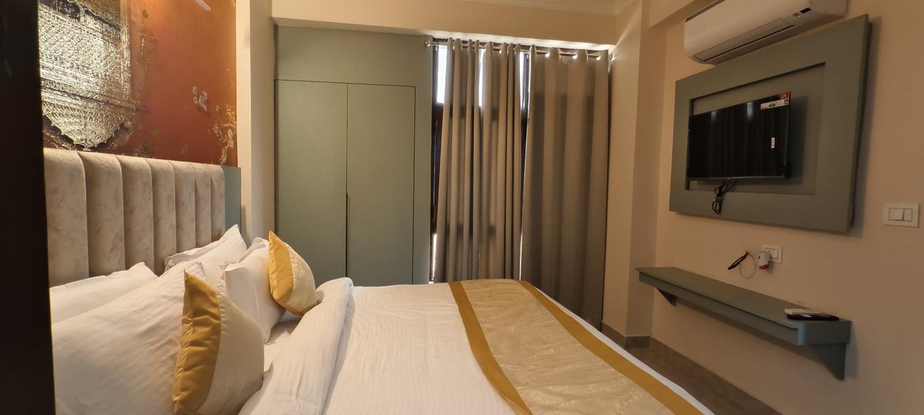 Two-Bedroom Apartment with City View - Photo 3
