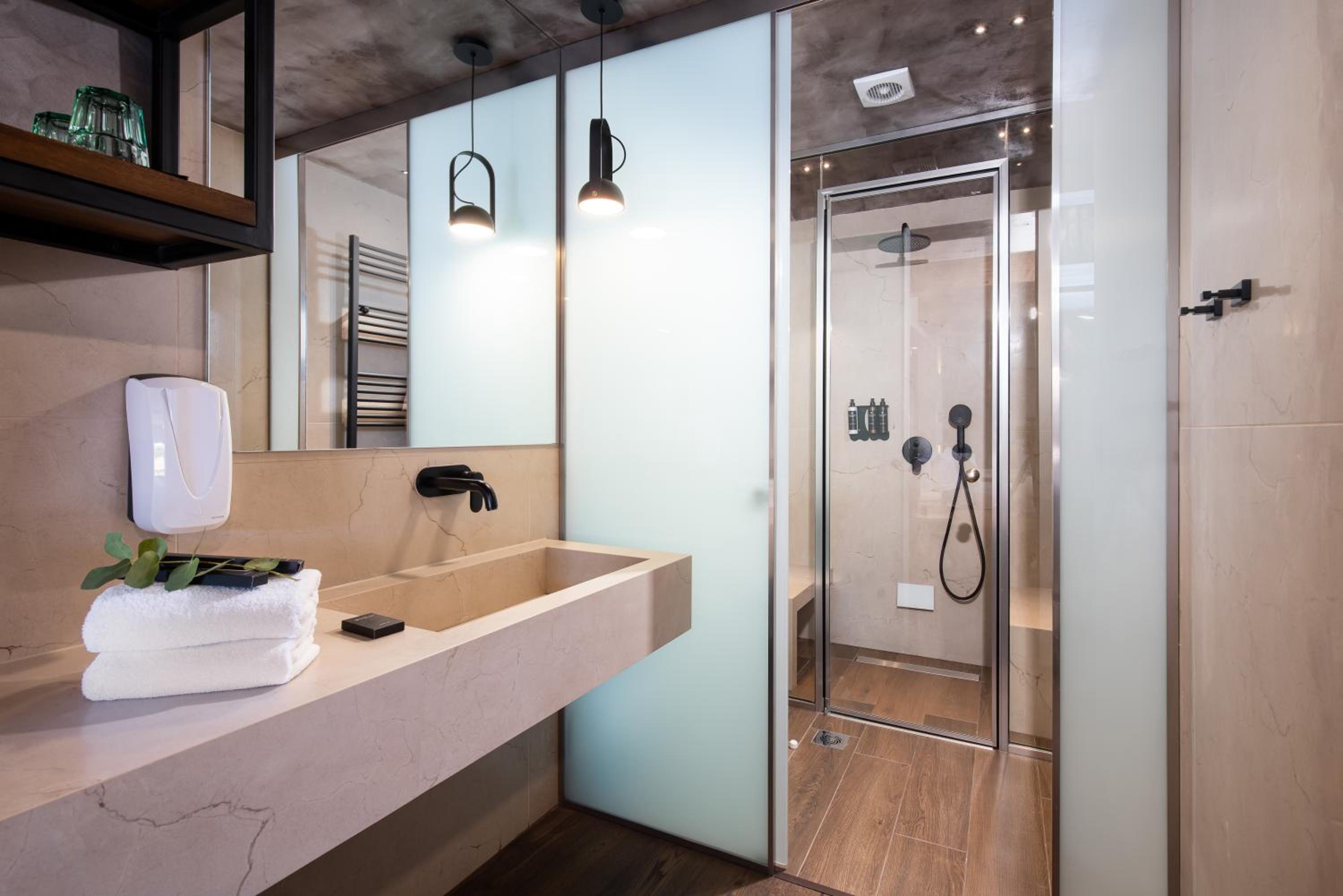 The Jacuzzi Suite with Fireplace & Steam Shower - Photo 4