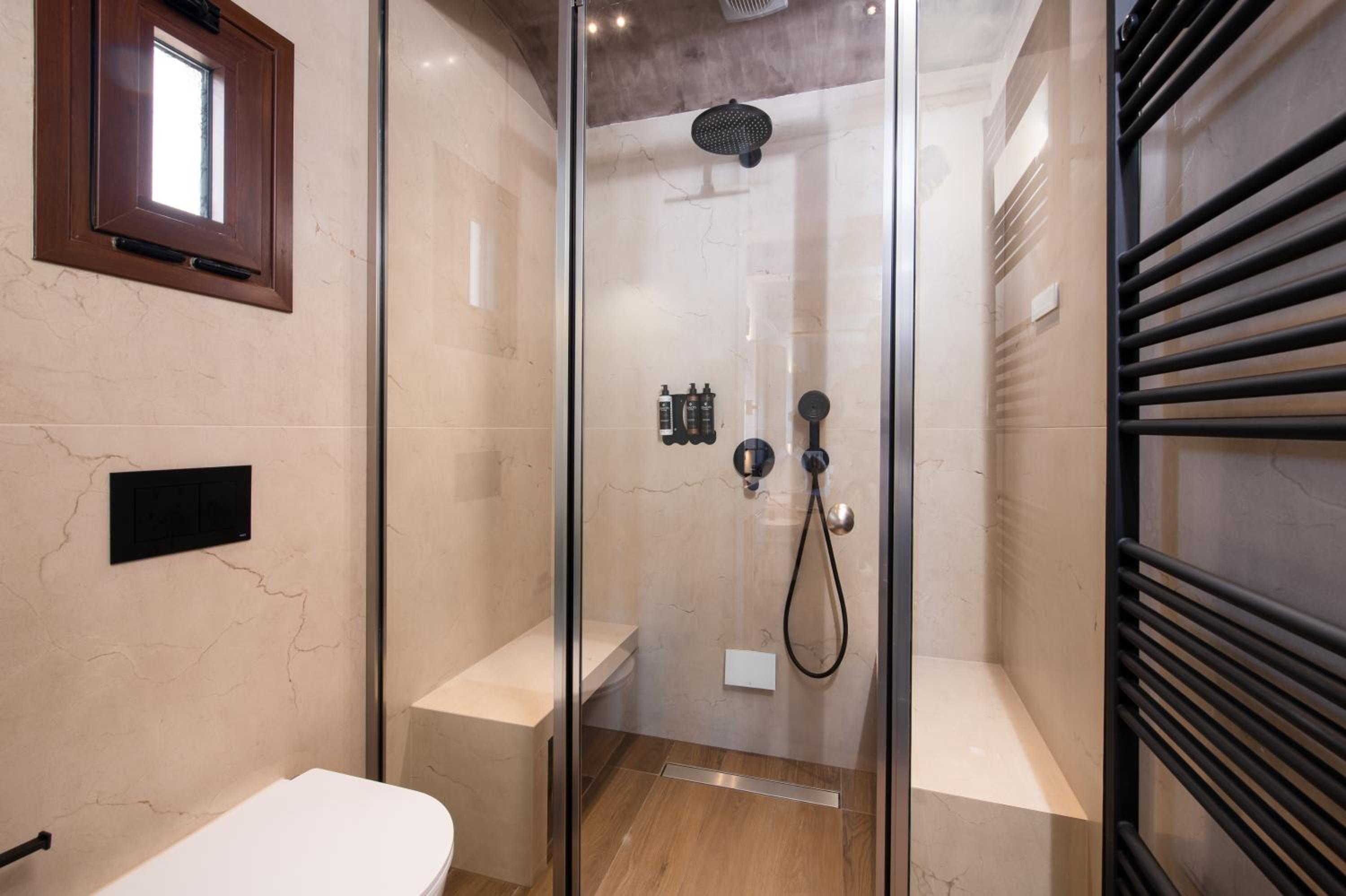 The Jacuzzi Suite with Fireplace & Steam Shower - Photo 12
