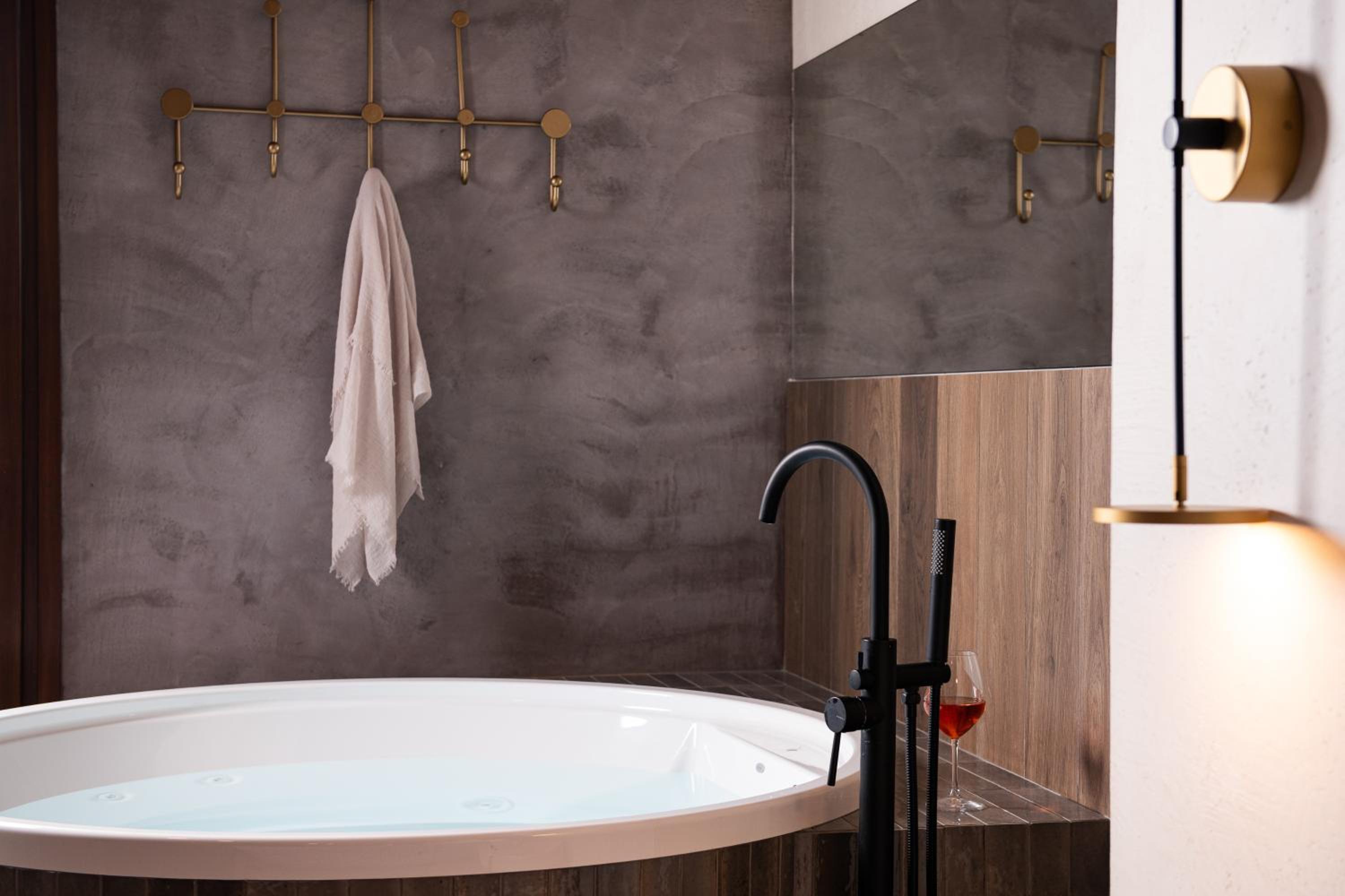 The Jacuzzi Suite with Fireplace & Steam Shower - Photo 2