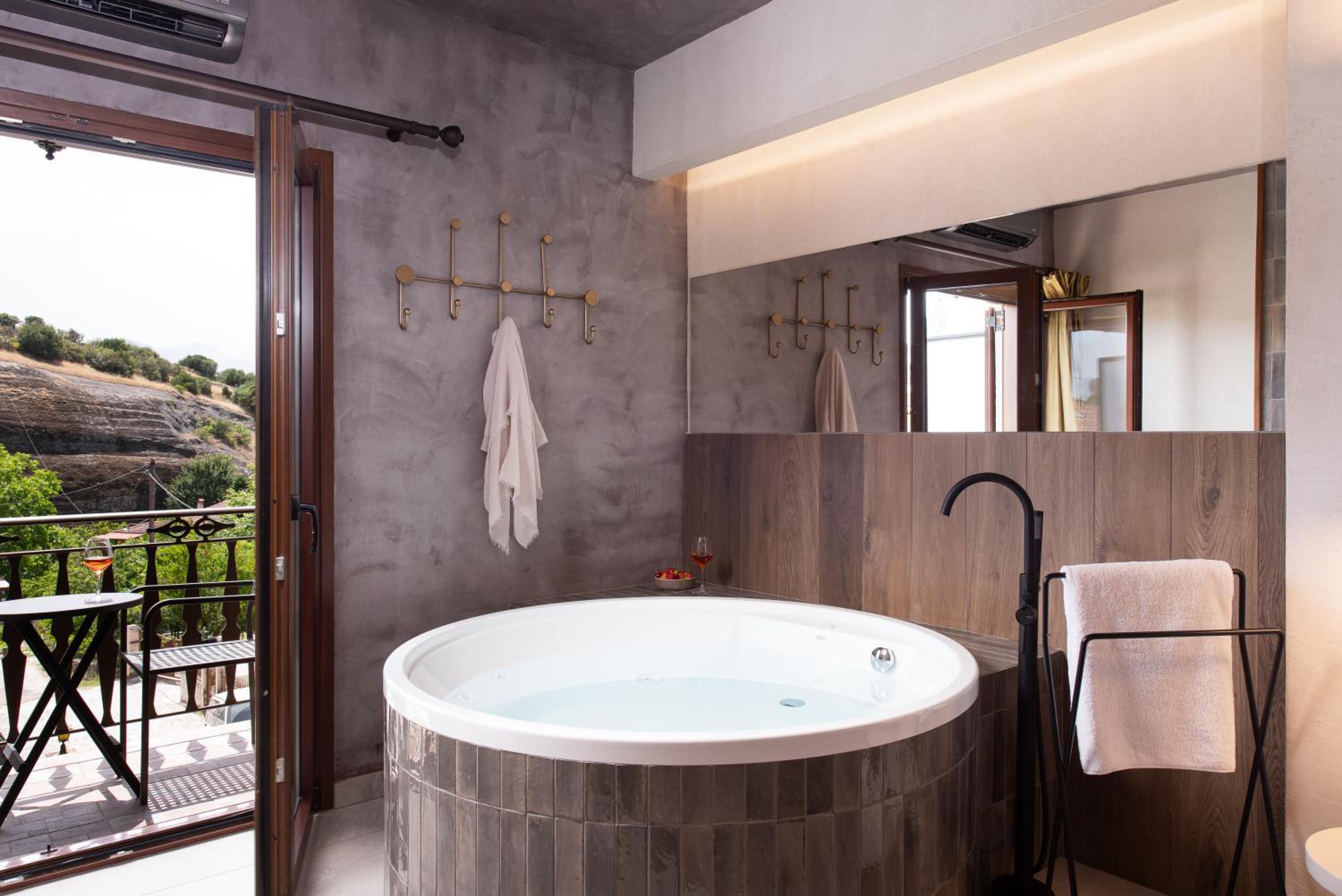 The Jacuzzi Suite with Fireplace & Steam Shower - Photo 14