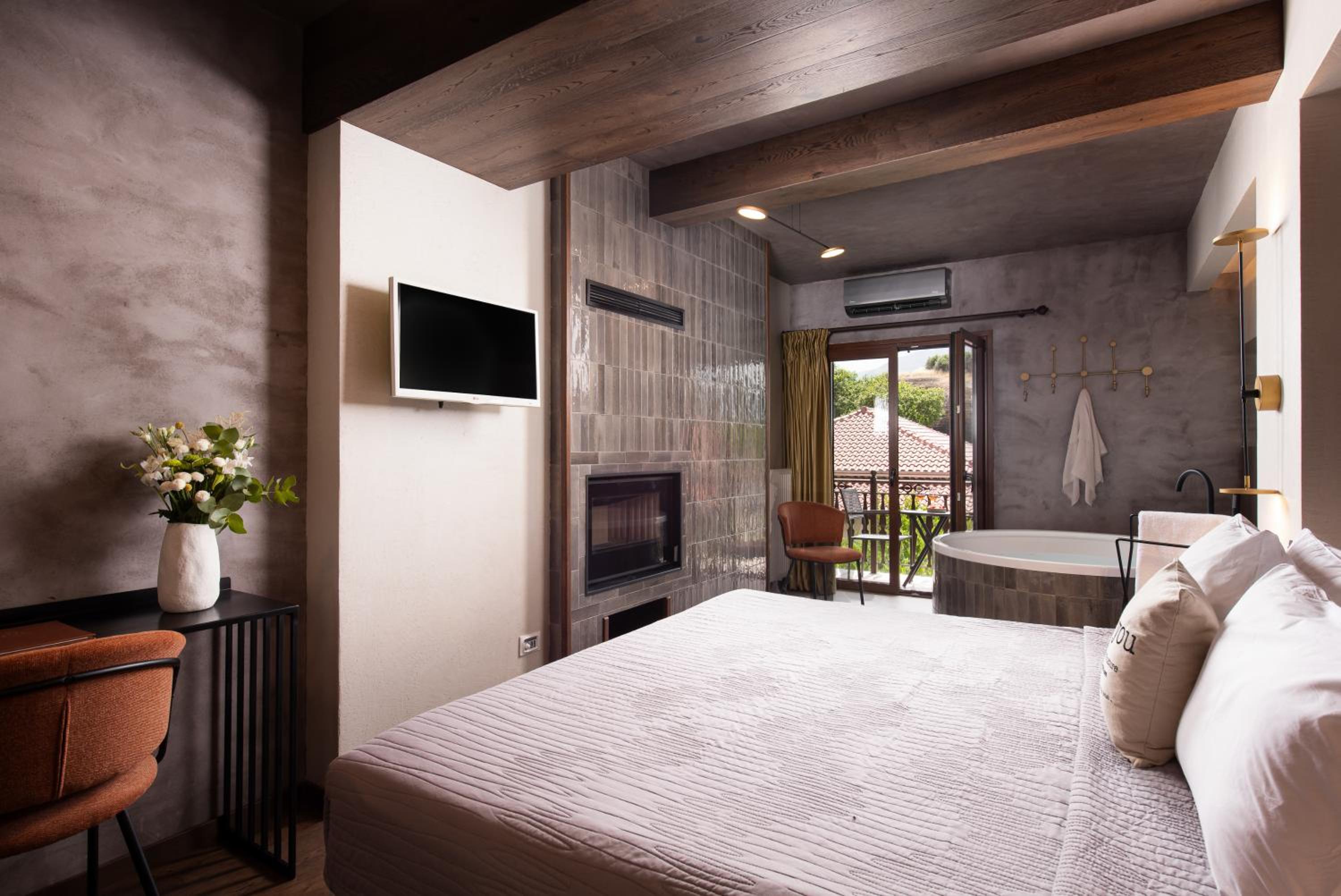 The Jacuzzi Suite with Fireplace & Steam Shower - Photo 9