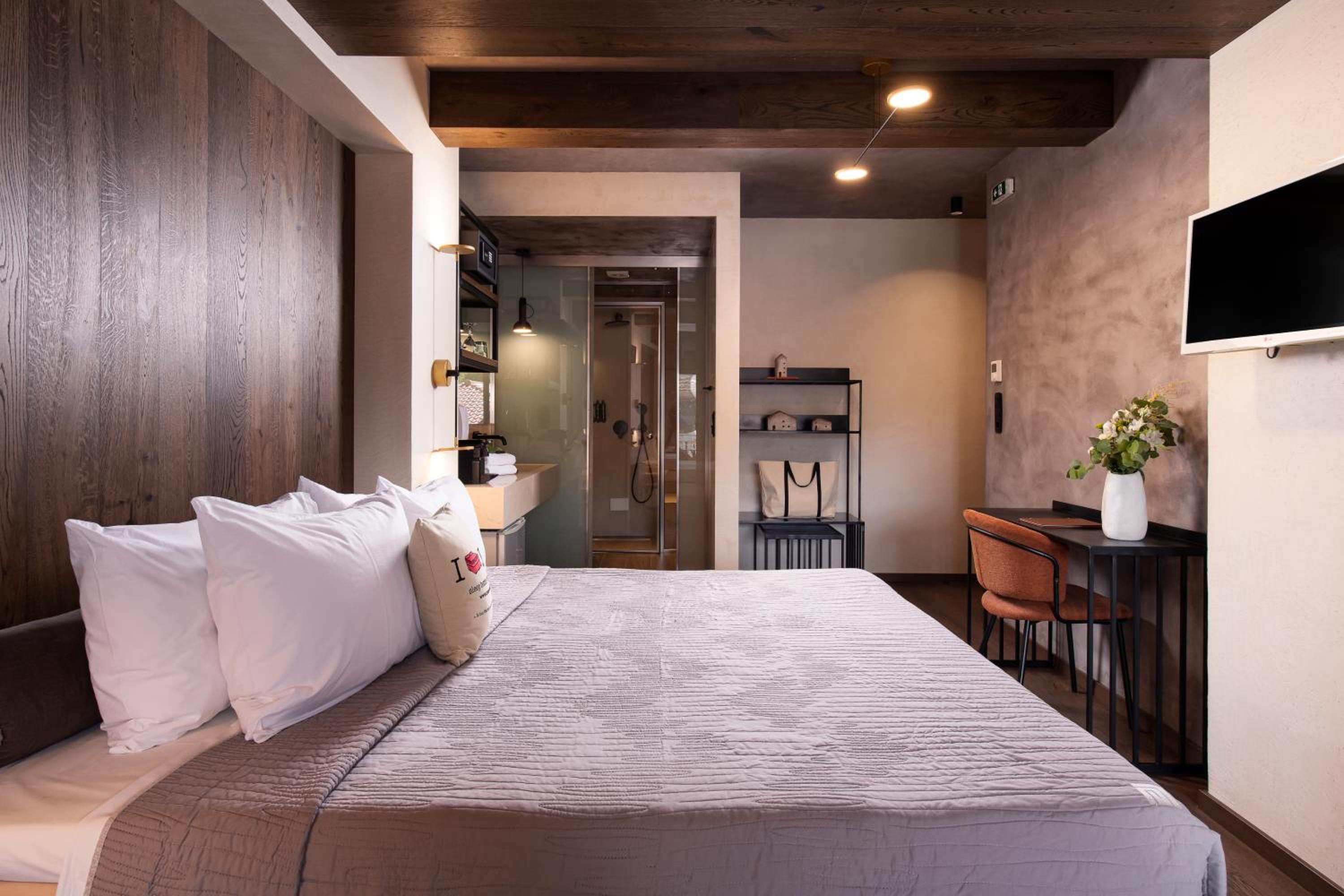 The Jacuzzi Suite with Fireplace & Steam Shower - Photo 3