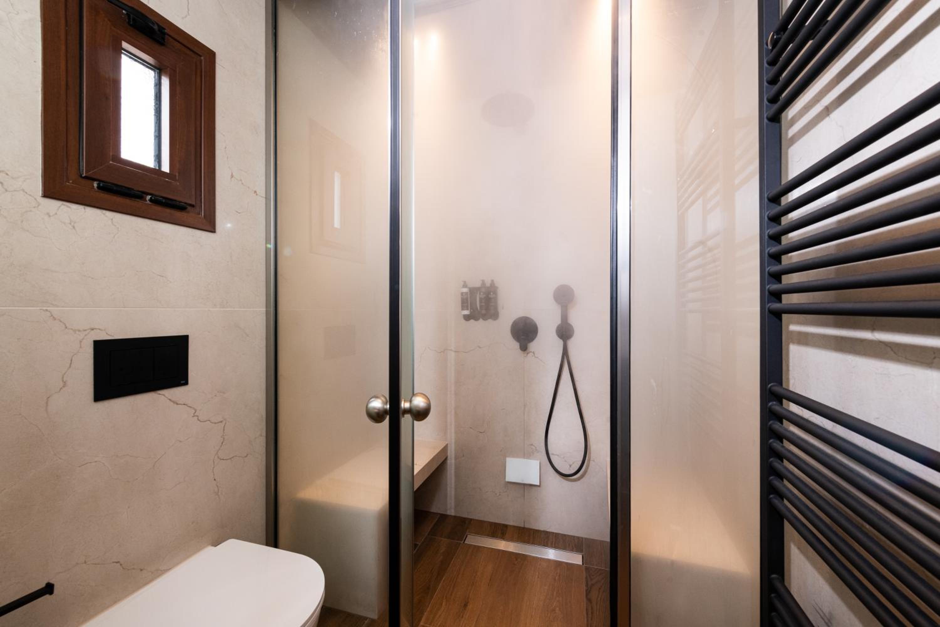 The Jacuzzi Suite with Fireplace & Steam Shower - Photo 5