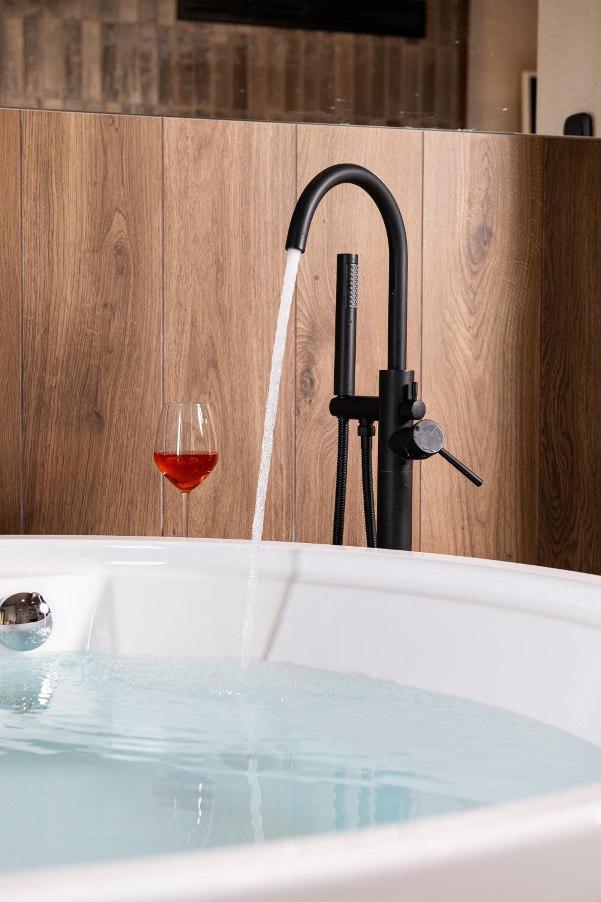 The Jacuzzi Suite with Fireplace & Steam Shower - Photo 7