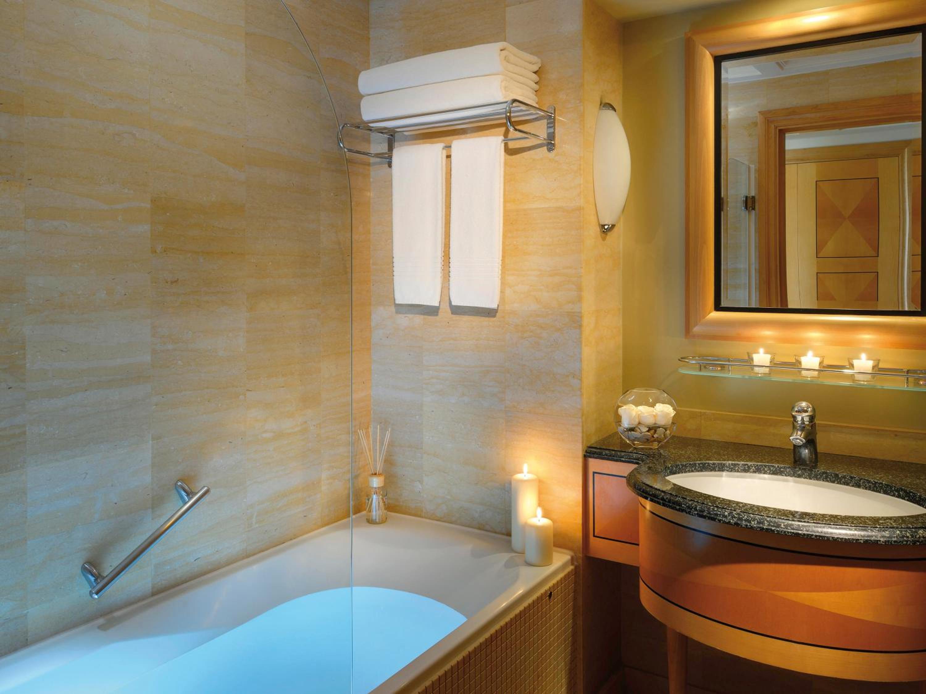 Deluxe King Room - Photo 7