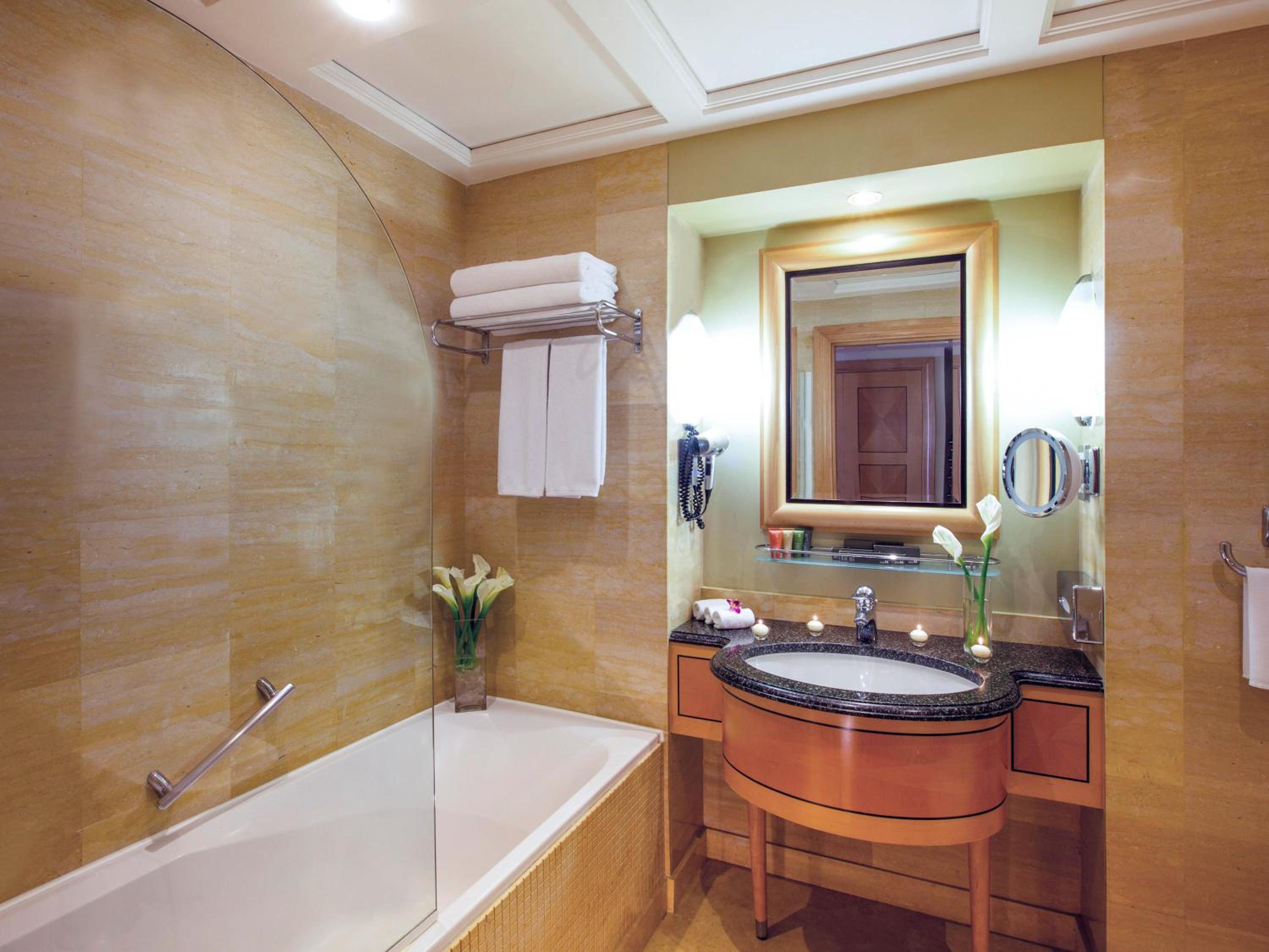 Superior King Room - Photo 12