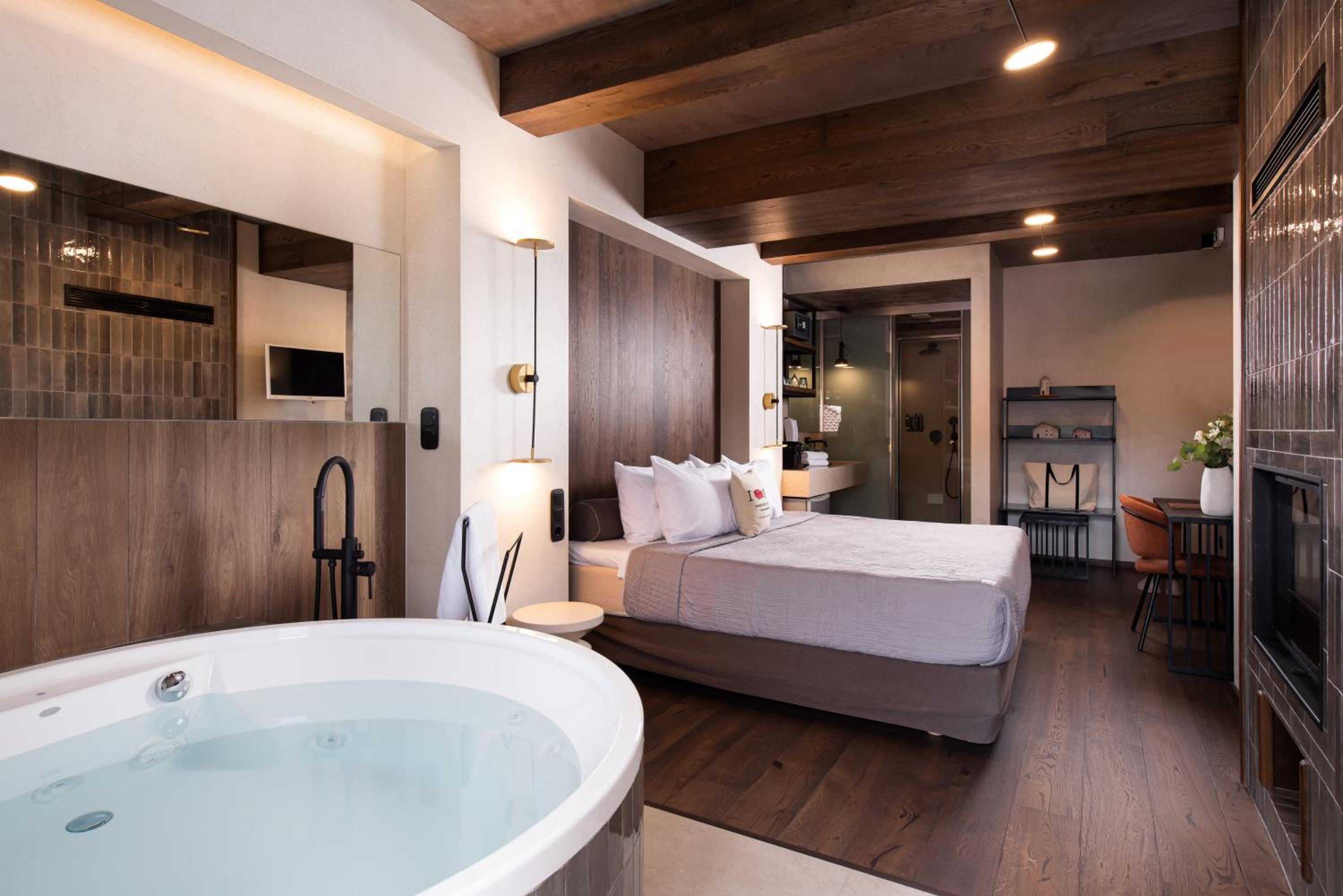 The Jacuzzi Suite with Fireplace & Steam Shower - Photo 6