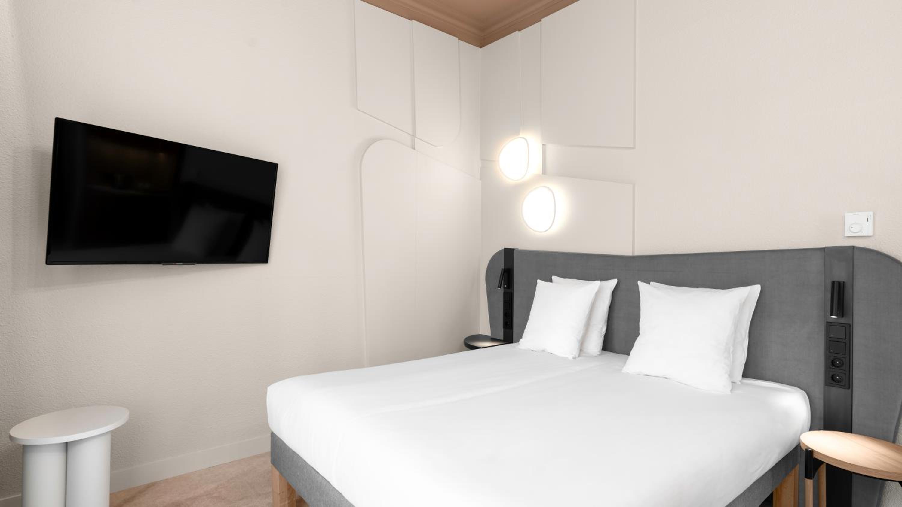 Deluxe Double Room thumbnail 6