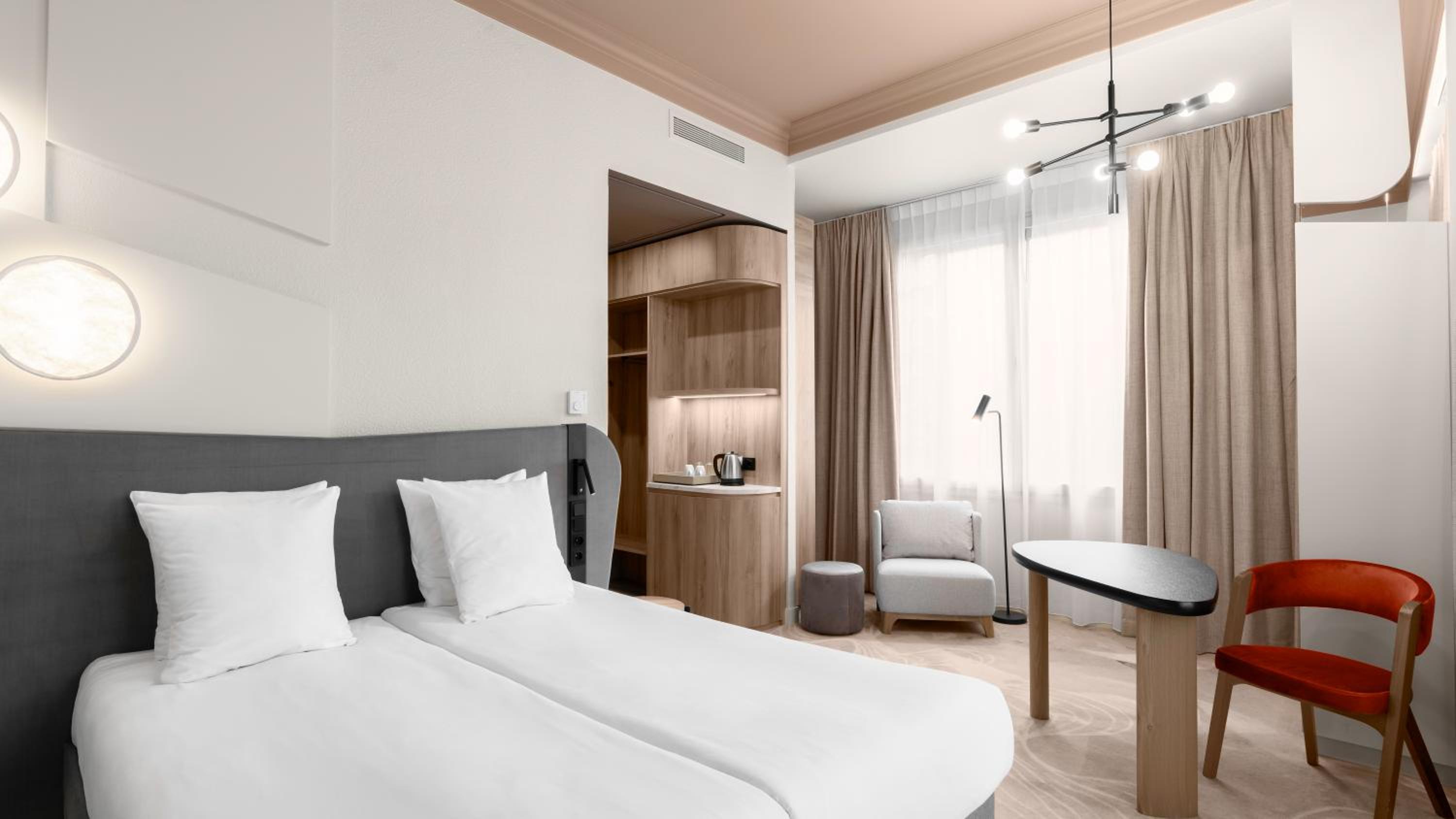 Deluxe Double Room thumbnail 5