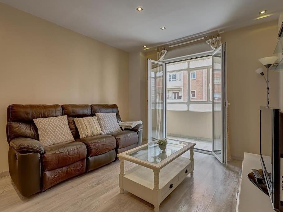 Apartamento de tres habitaciones con balcón