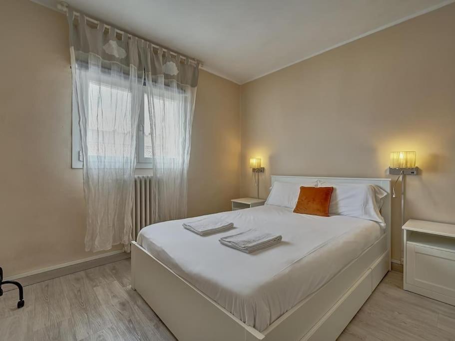 Three-Bedroom Apartment with Balcony photo 3