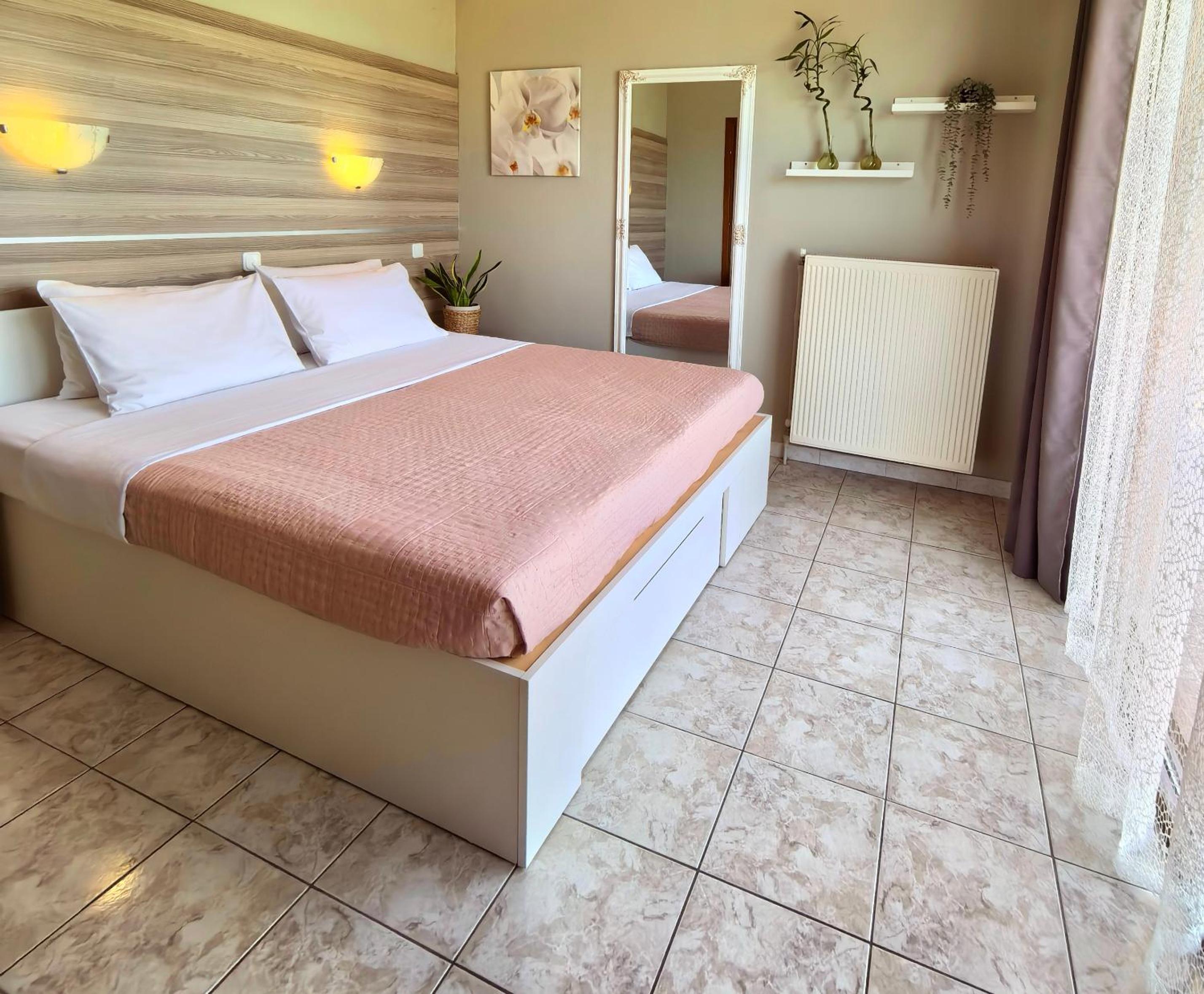 Double Room with Balcony - Photo 2