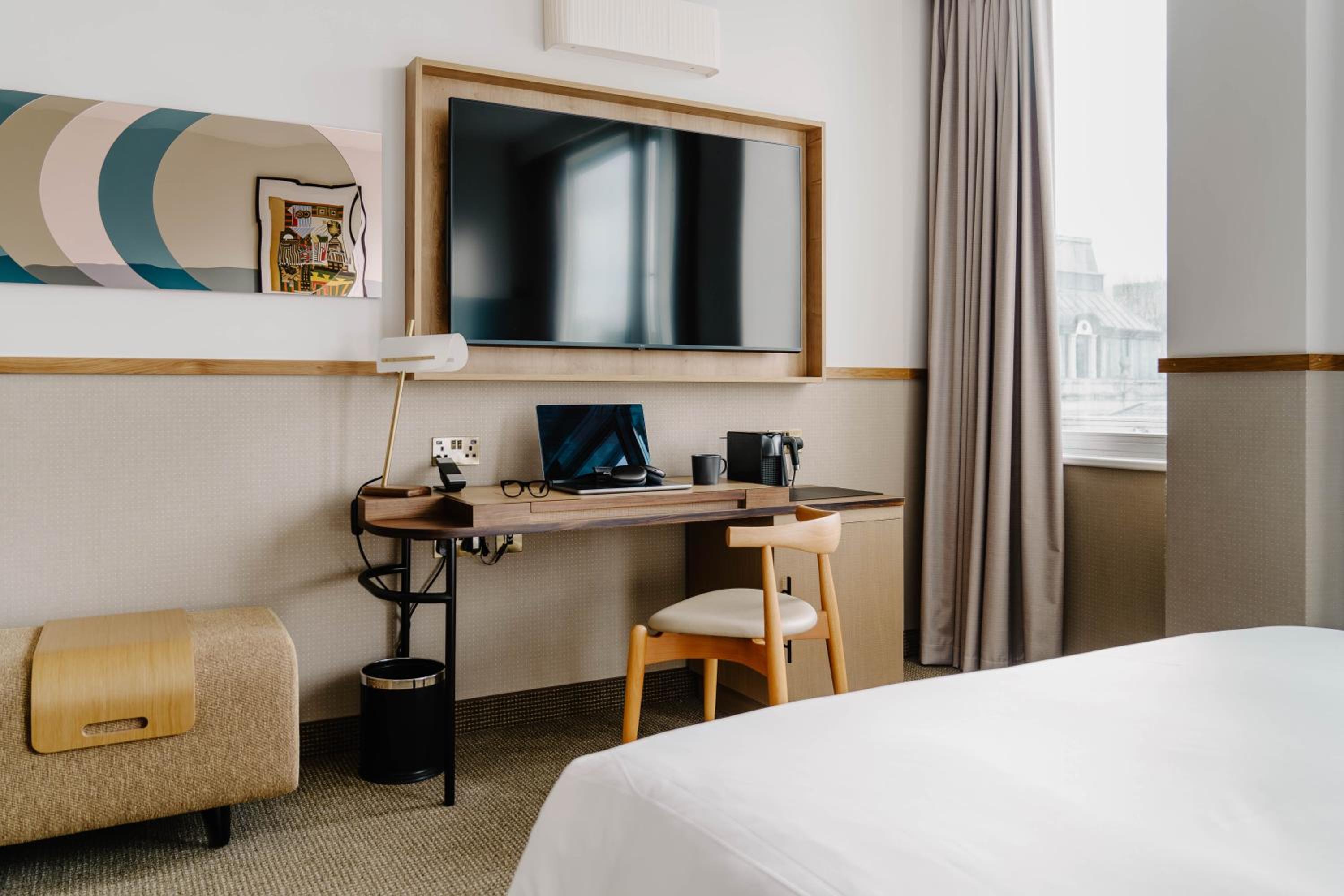 Deluxe Room thumbnail 5