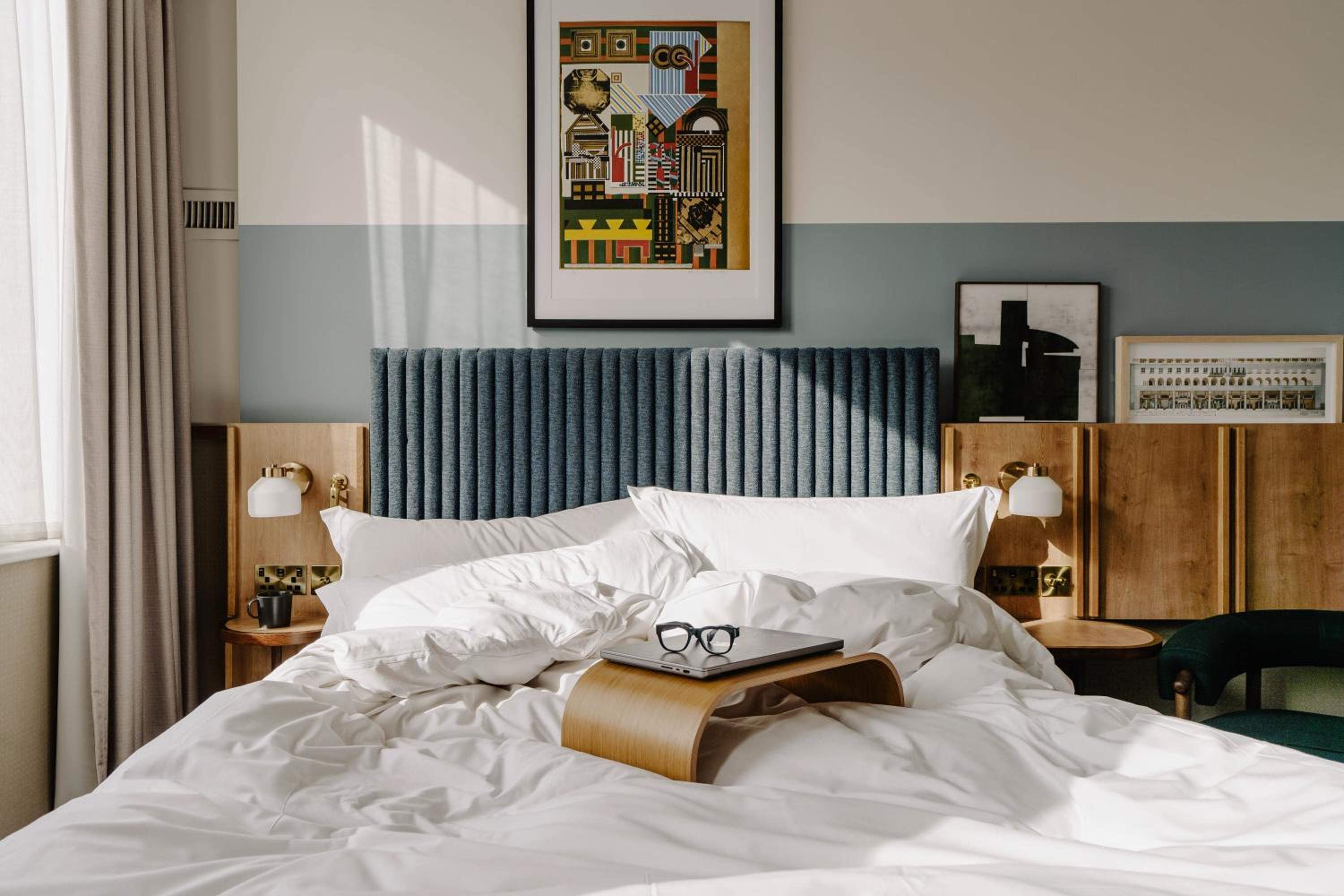 Superior King Room thumbnail 5