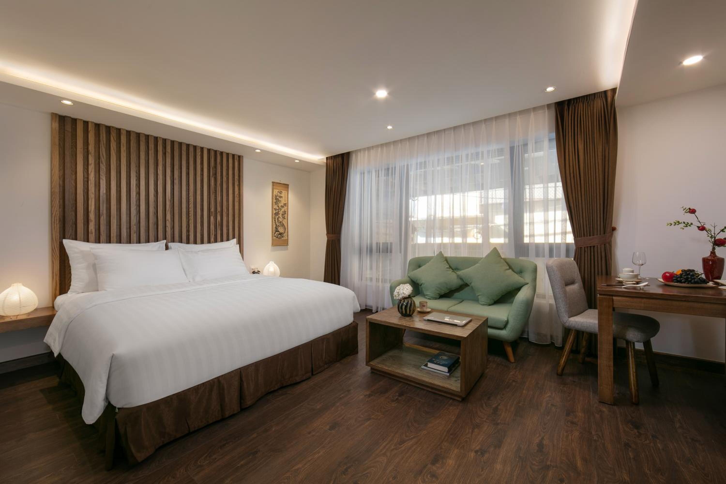 Luxury Suite Studio with Bathtub, Kitchen and Balcony with Quiet Street View photo 2