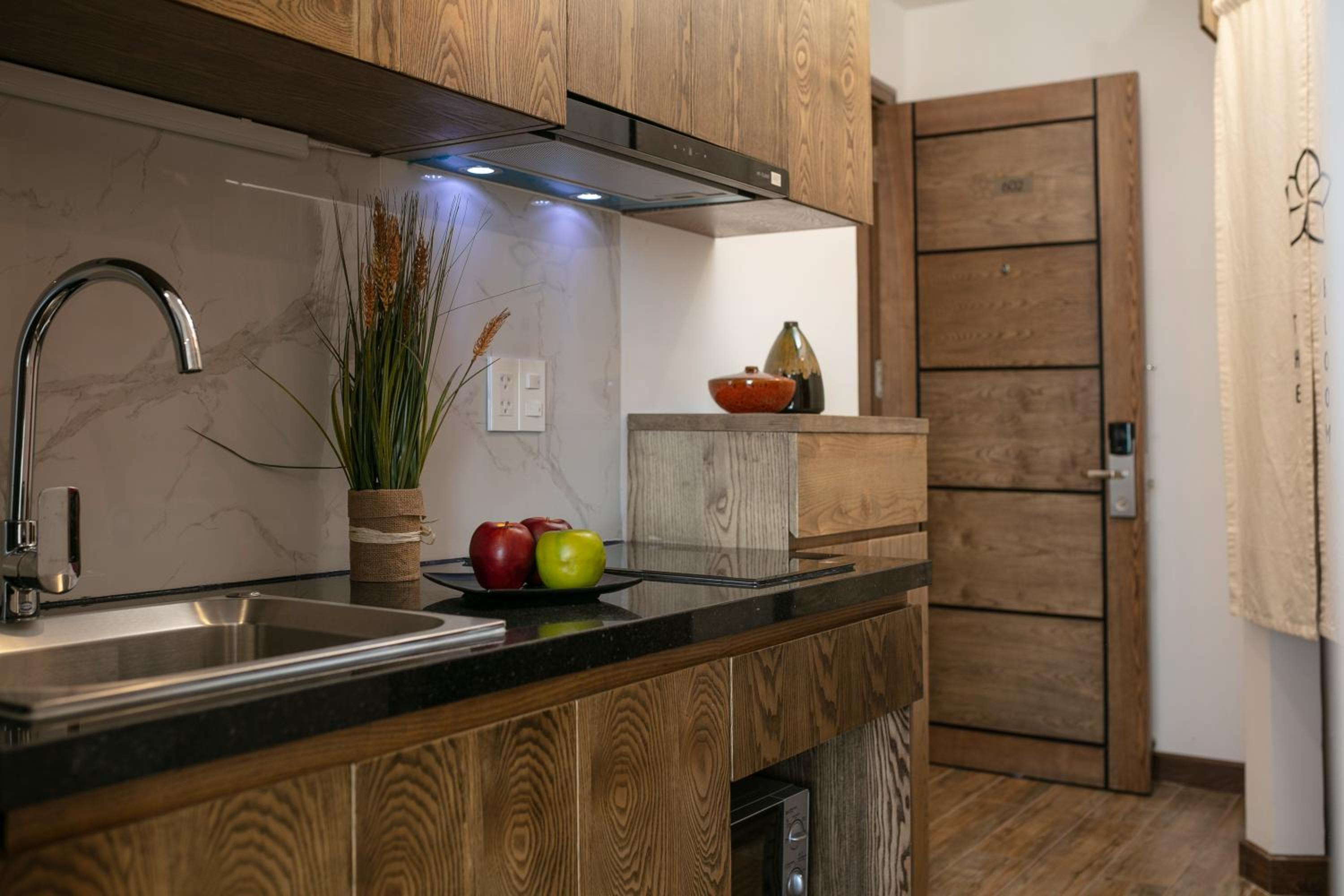 Luxury Suite Studio with Bathtub, Kitchen and Balcony with Quiet Street View photo 3