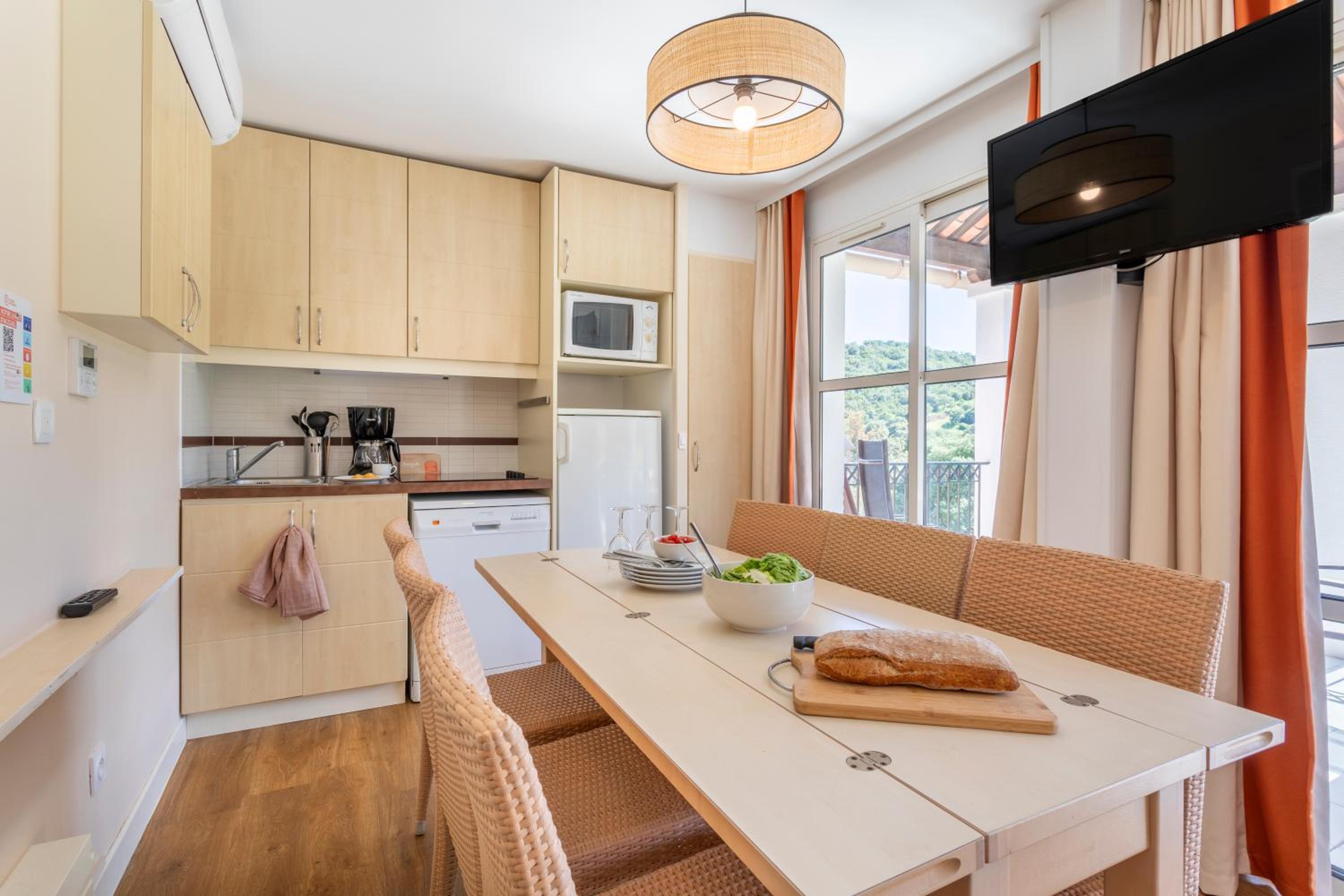 One-Bedroom Apartment with Sleeping Alcove, Air Conditioning and Terrace (6 People) - Photo 9