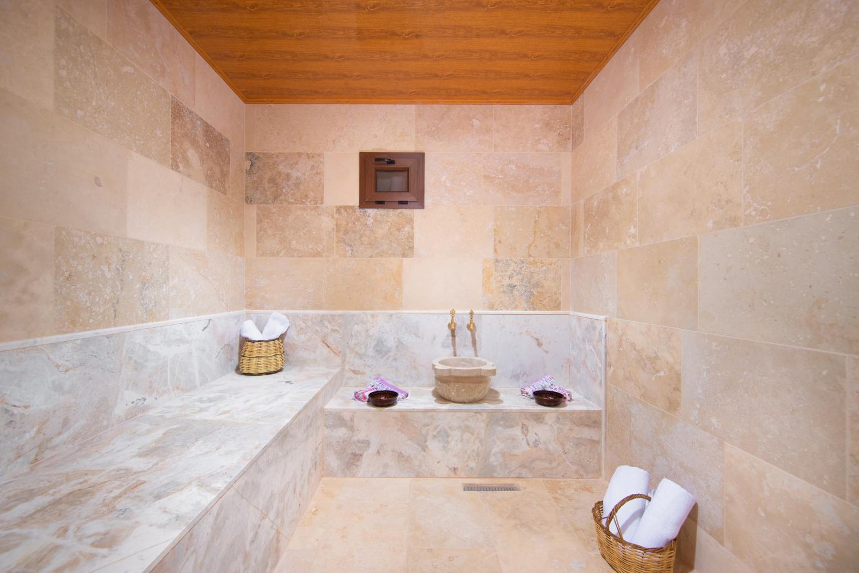 King Suite with Spa Bath photo 3