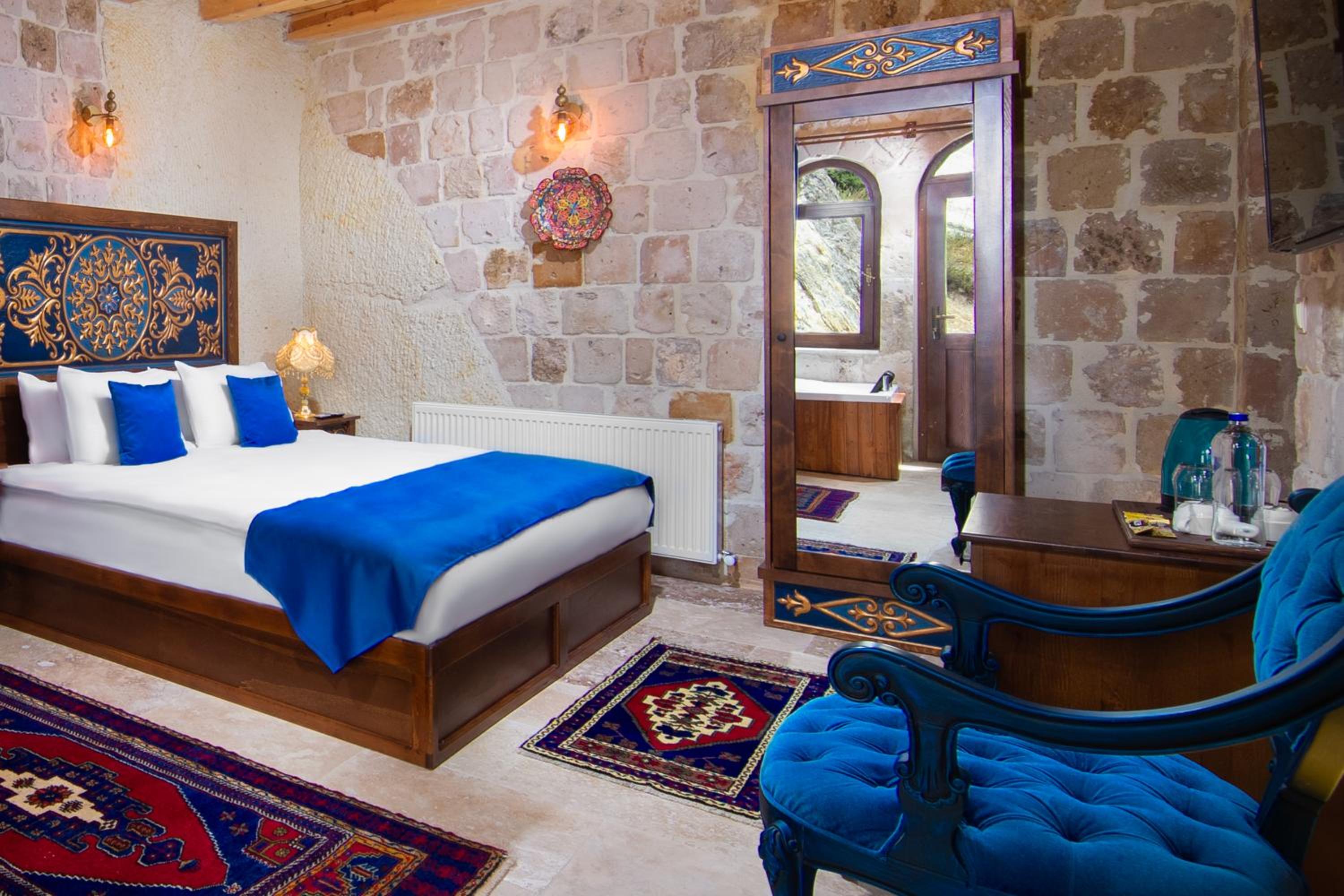 Deluxe Suite with Spa Bath photo 3