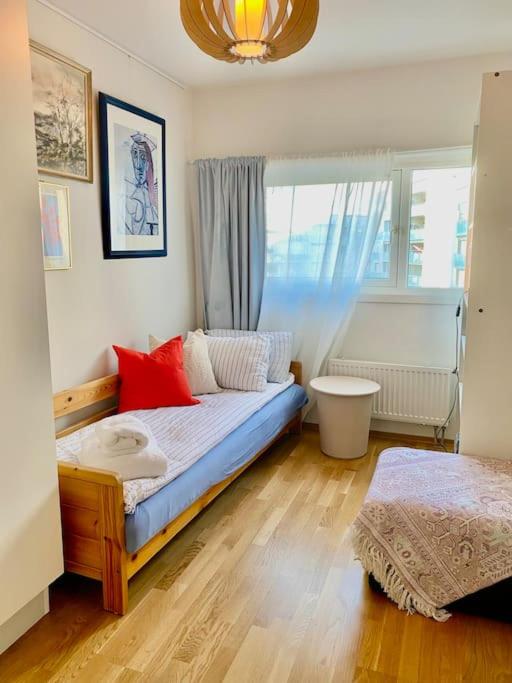 Spacious 3 Bedroom next to Thon Hotel, Storsenter Shopping, and 15 minutes to Oslo