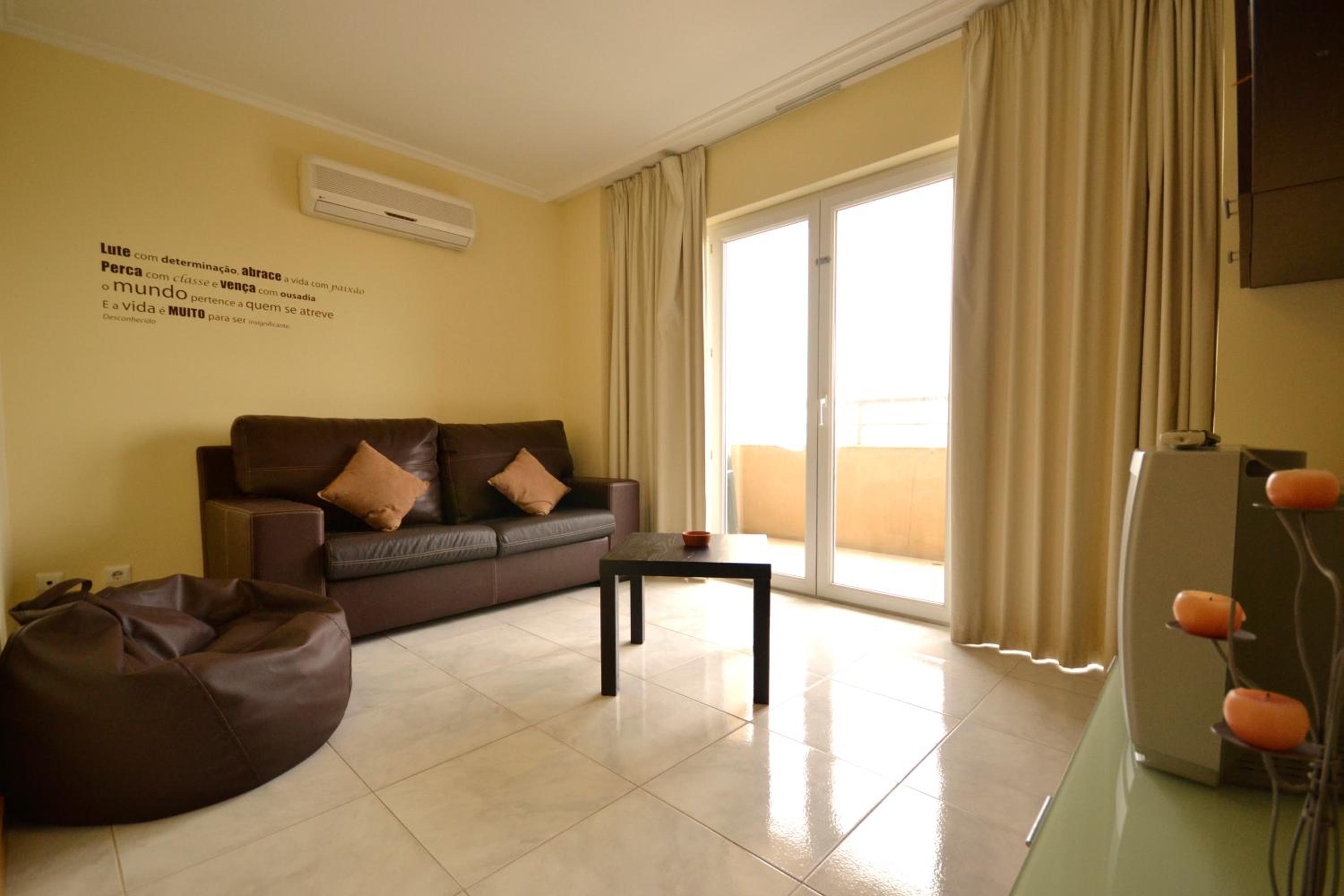 One-Bedroom Apartment with City and River View - Photo 2