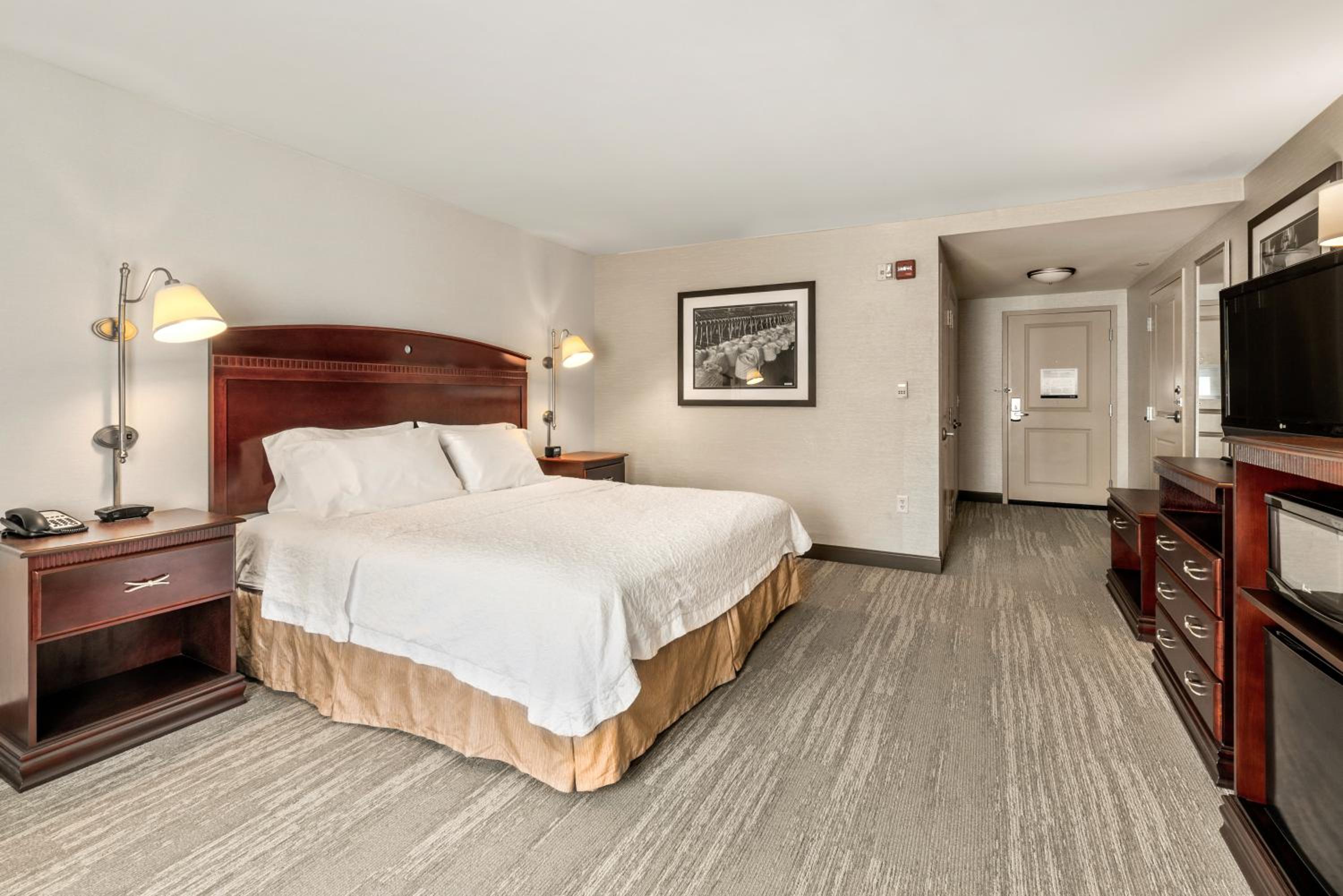 King Room with King Bed - Non-Smoking - Photo 4