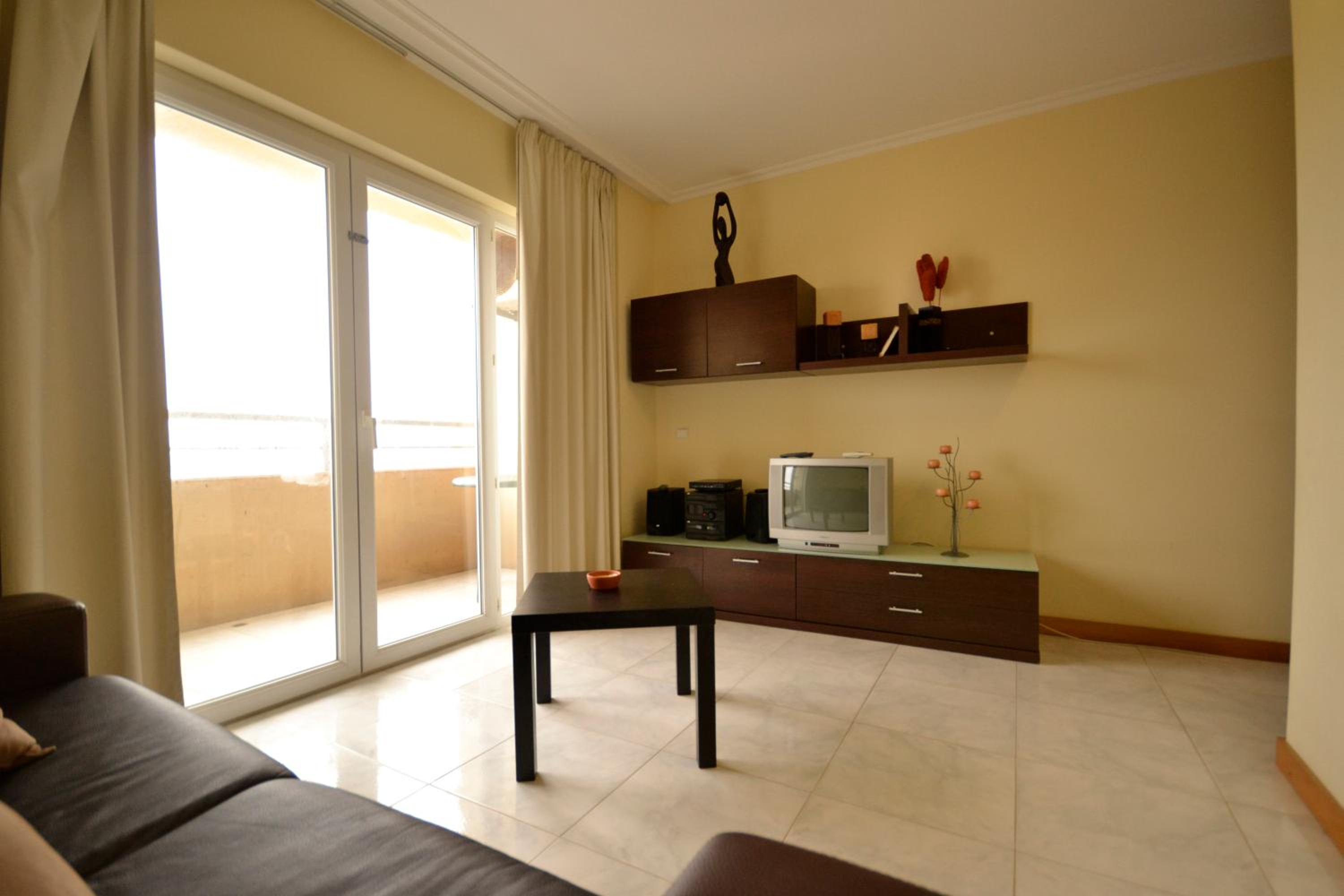 One-Bedroom Apartment with City and River View - Photo 20
