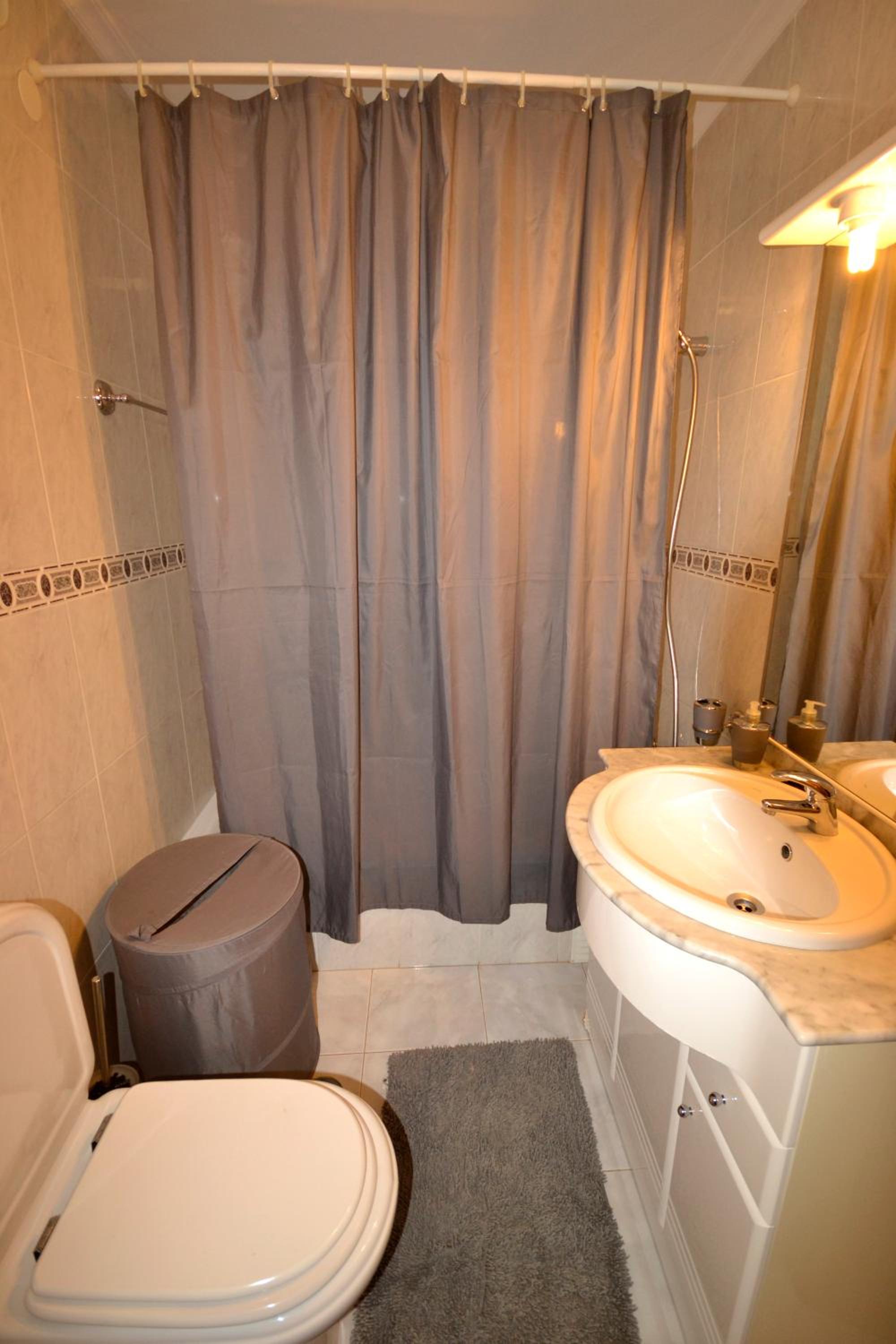 One-Bedroom Apartment with City and River View - Photo 8