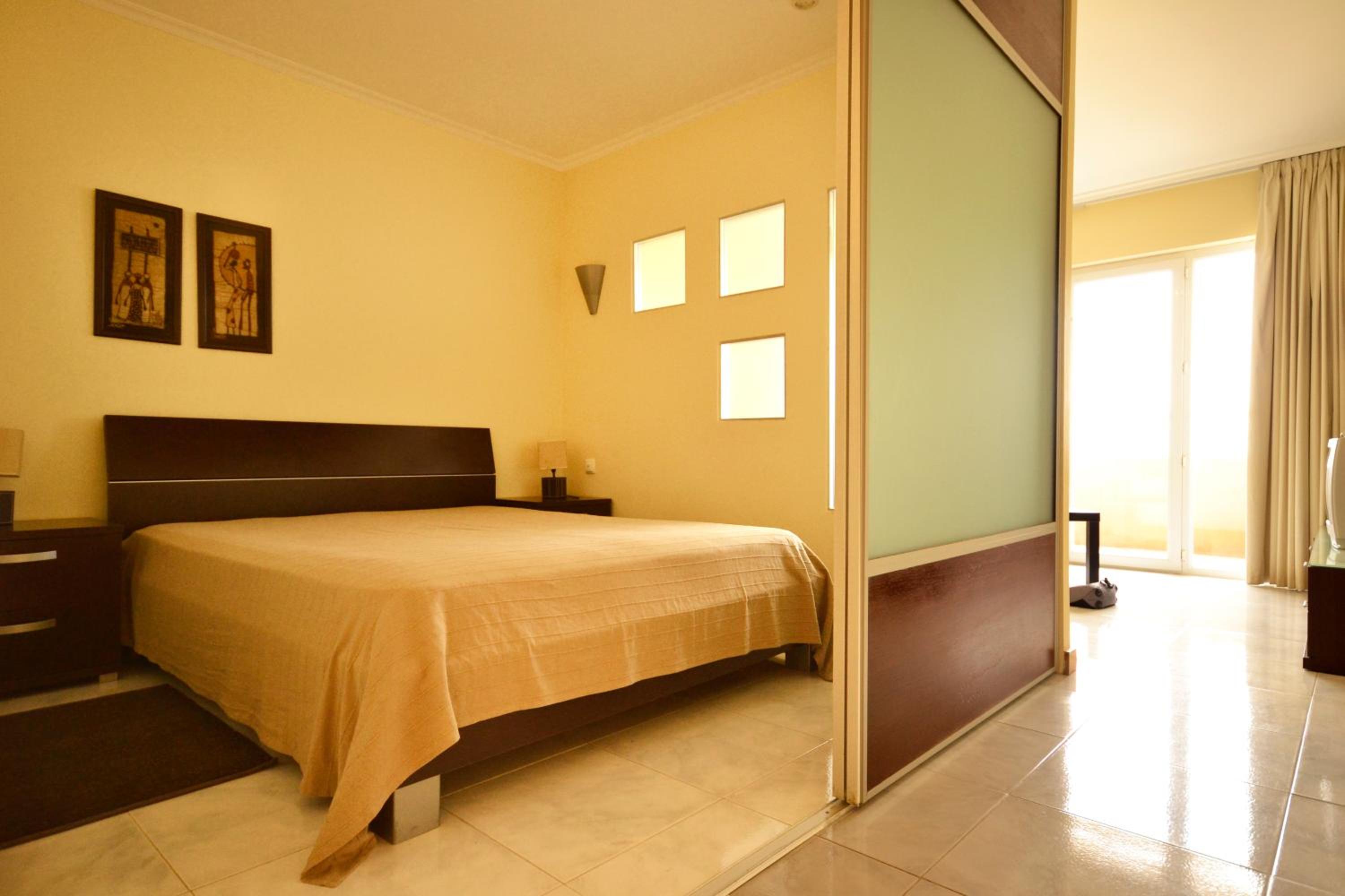 One-Bedroom Apartment with City and River View - Photo 16