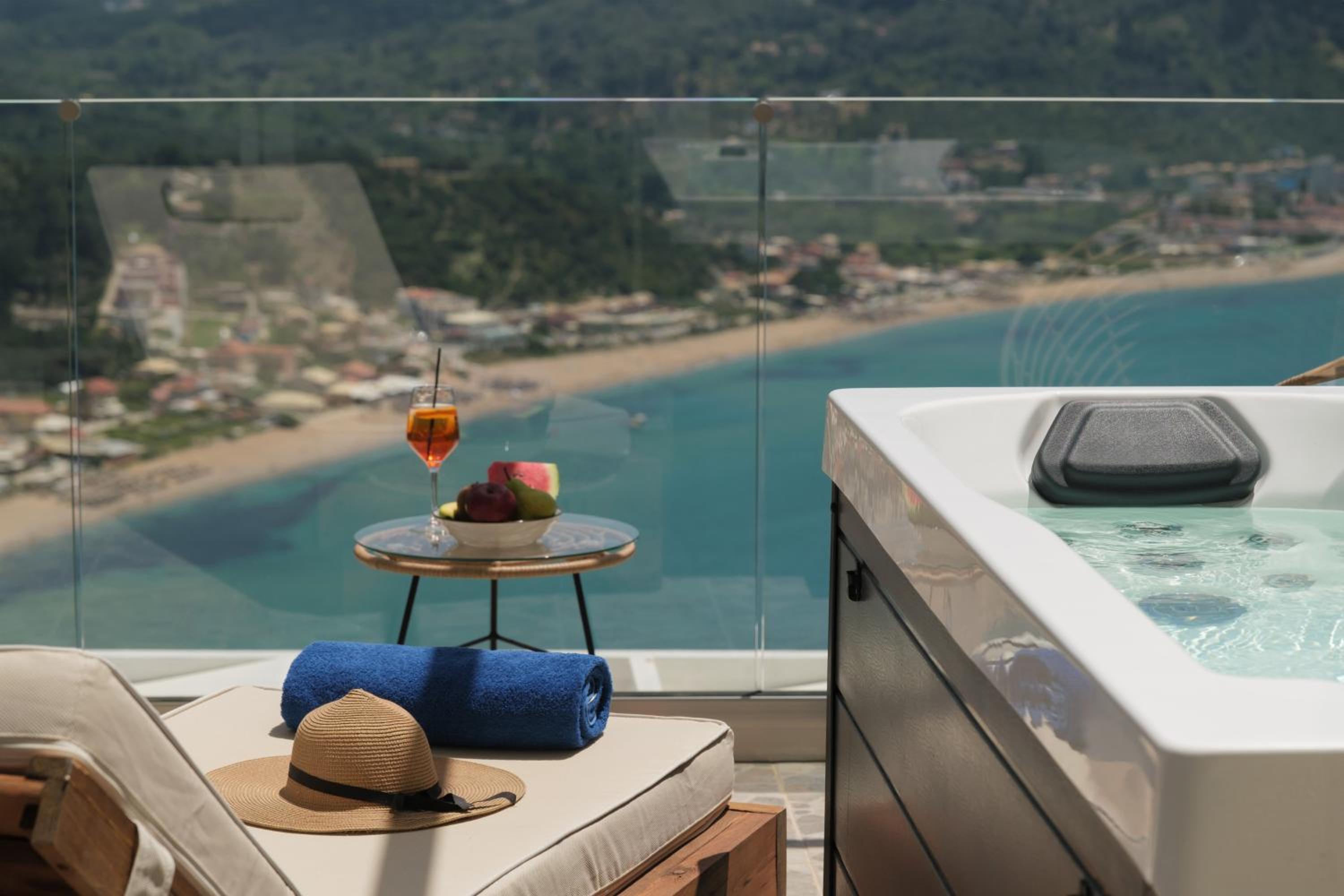 Deluxe Suite with Sea View photo 2