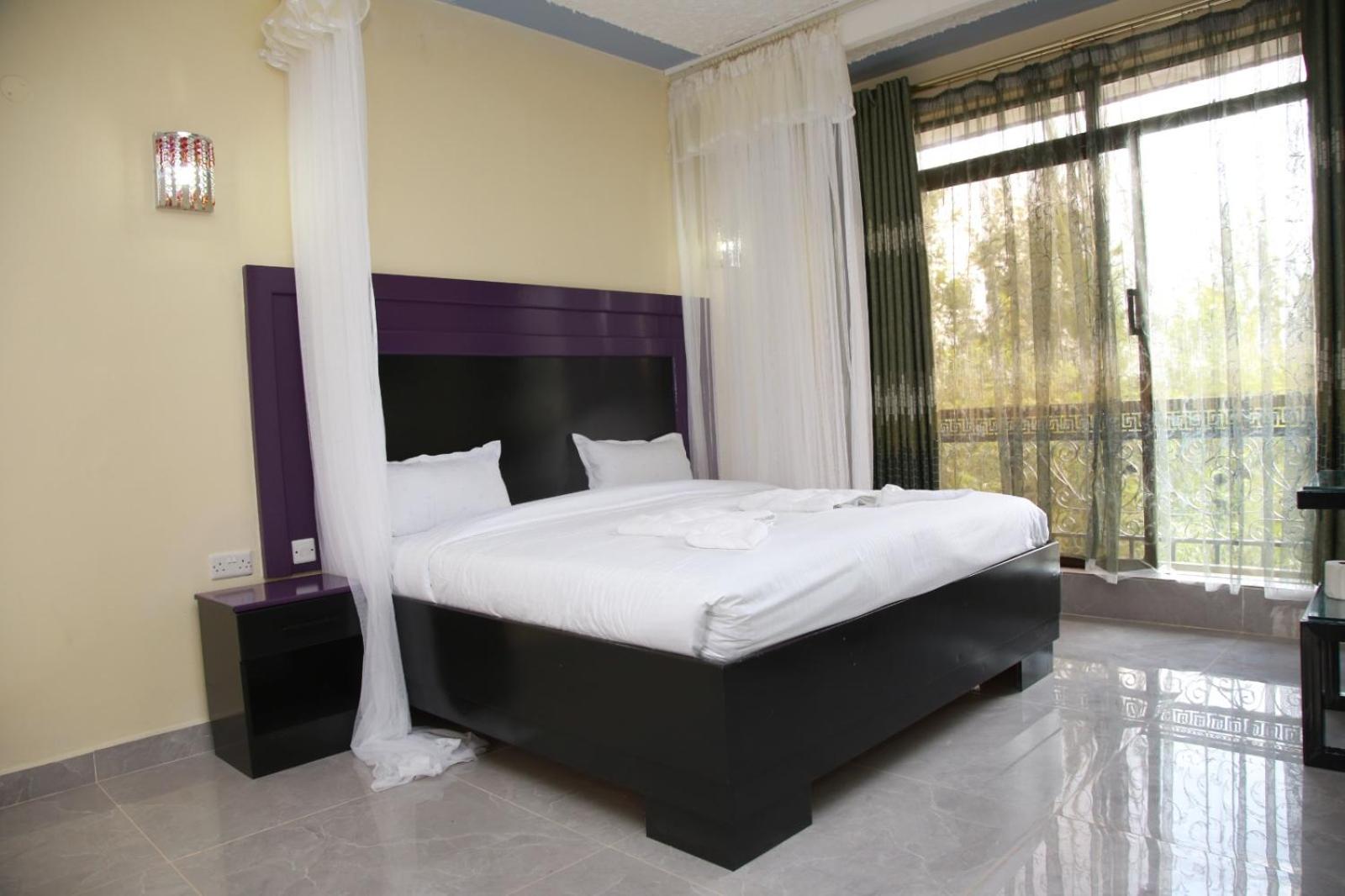 Deluxe Double Room with Balcony photo 2