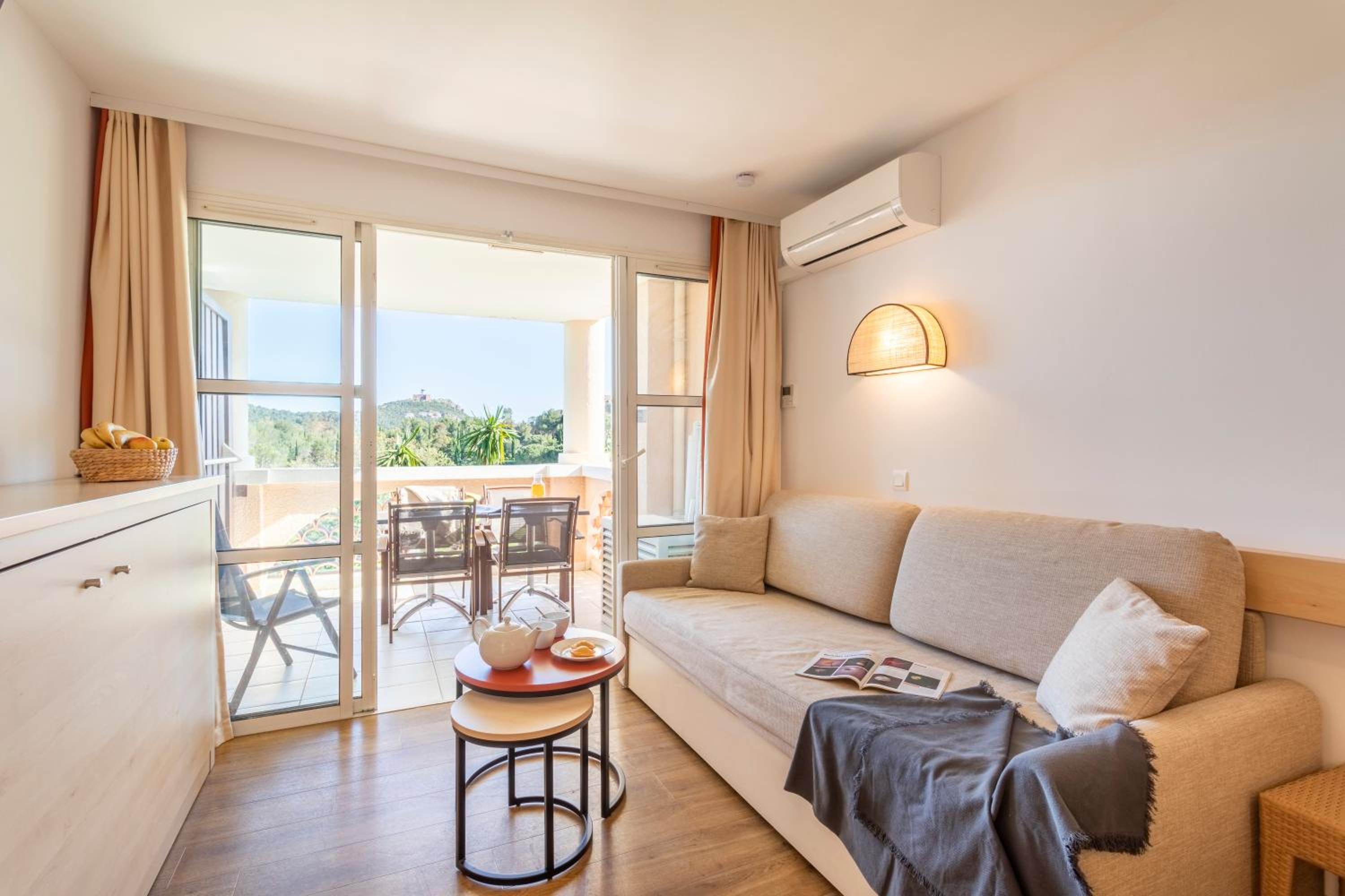 One-Bedroom Apartment with Air Conditioning and Terrace (5 People) - Photo 6