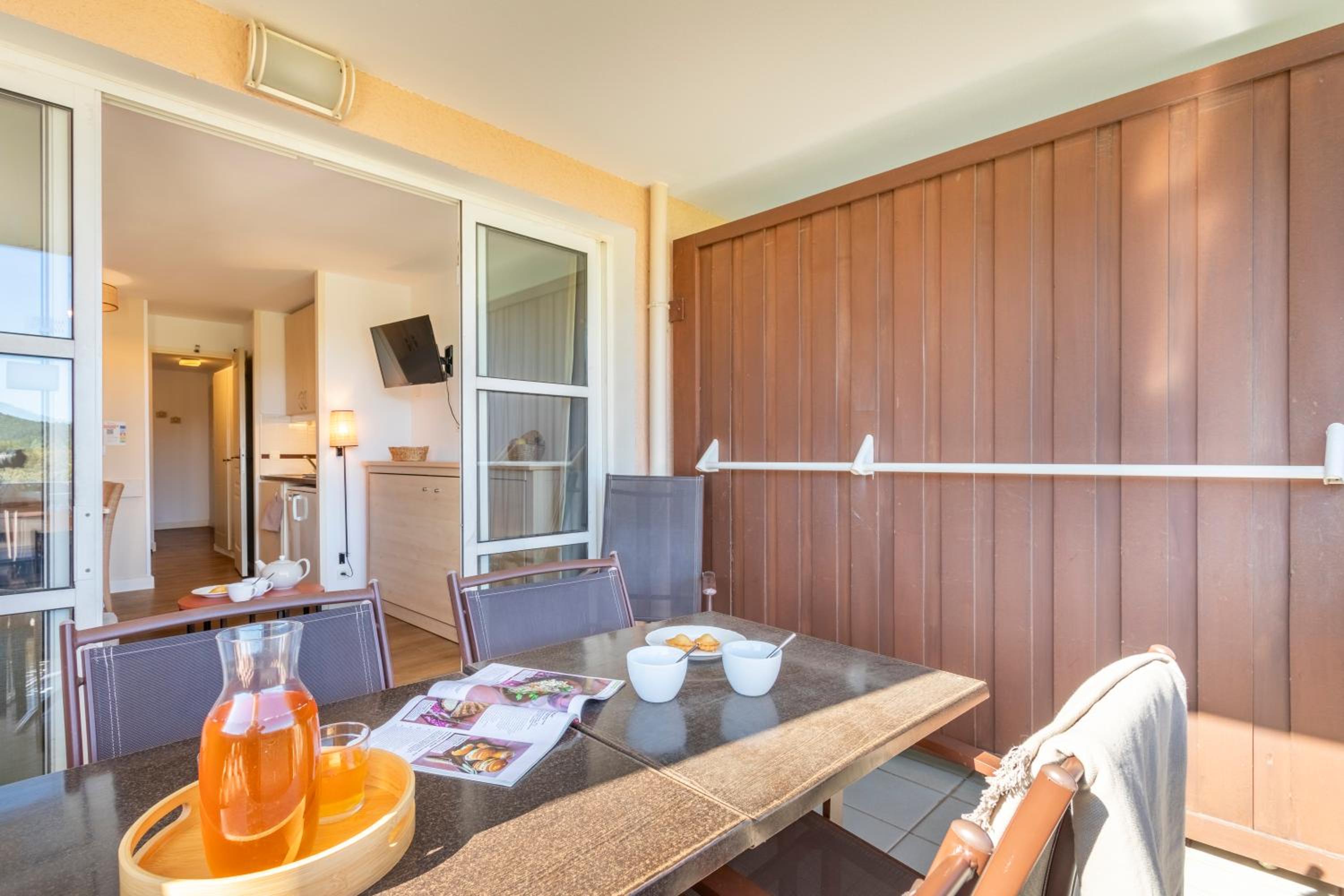 One-Bedroom Apartment with Air Conditioning and Terrace (5 People) - Photo 4