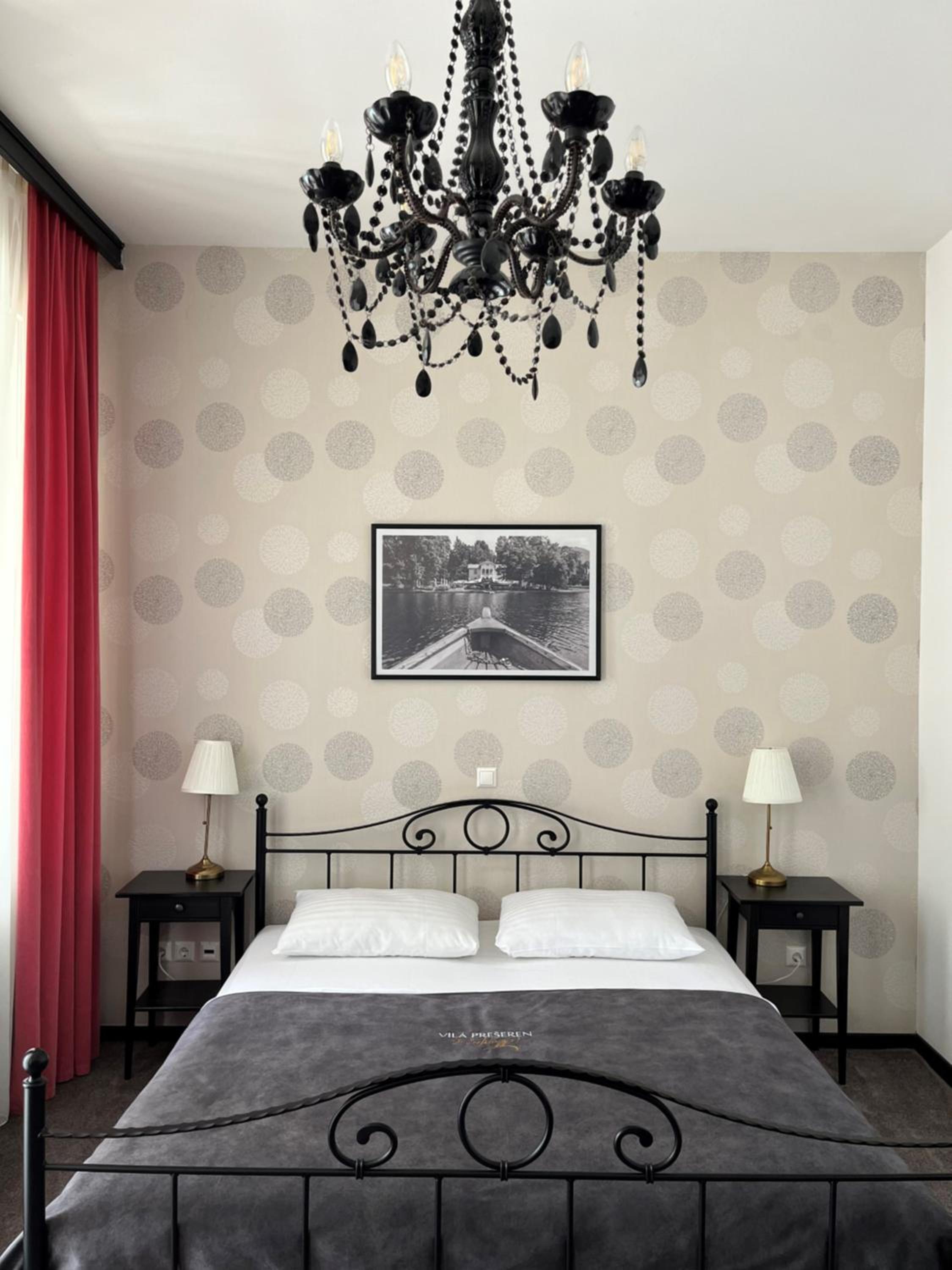 One-Bedroom Apartment with Lake View photo 3