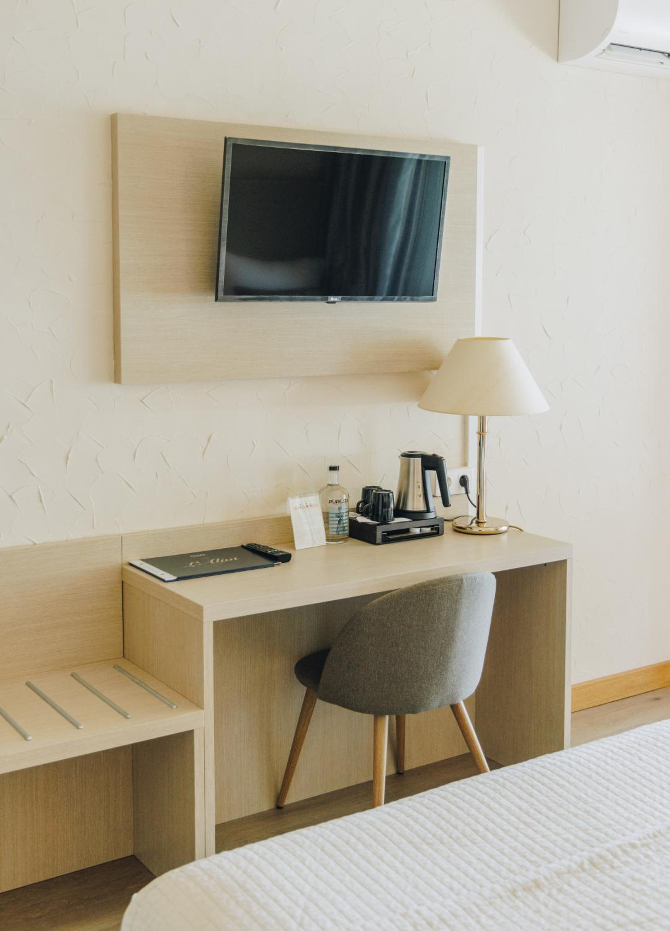 Standard Triple Room with Sea View - Photo 4