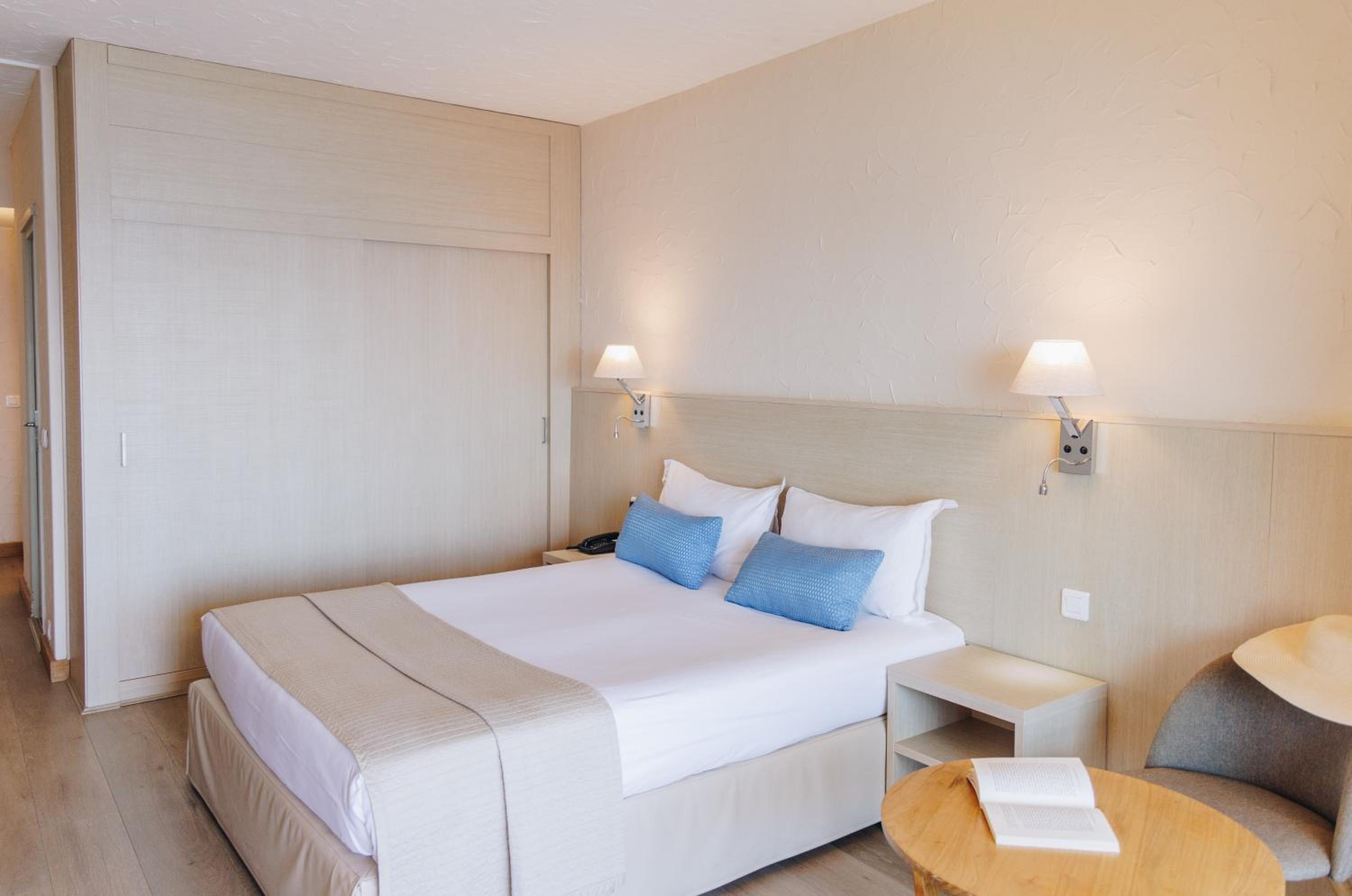 Standard Double or Twin Room with Sea View - Photo 4